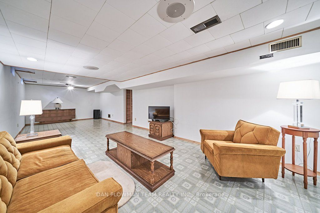 1370 Manitou Dr