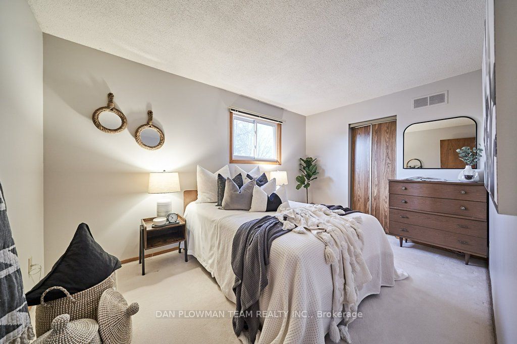 1370 Manitou Dr
