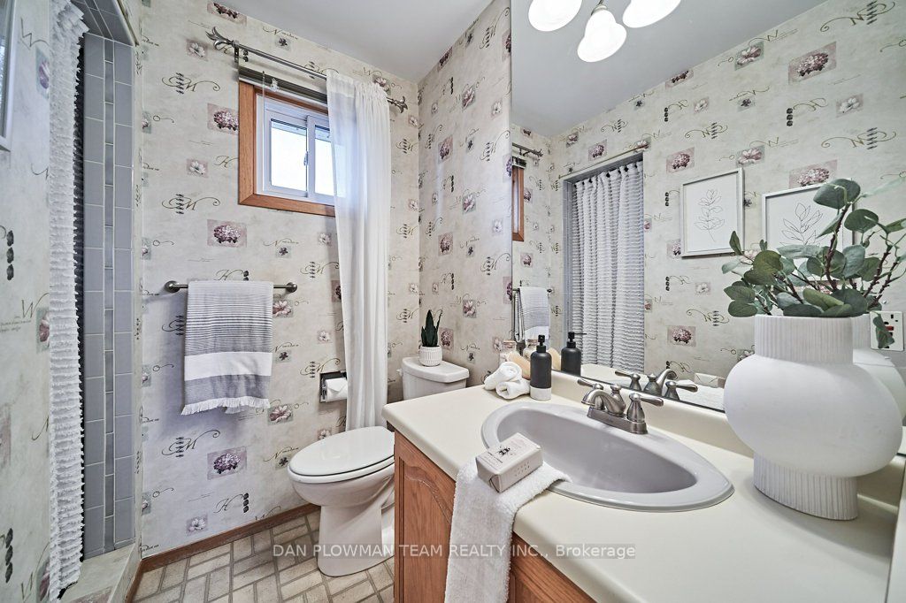 1370 Manitou Dr