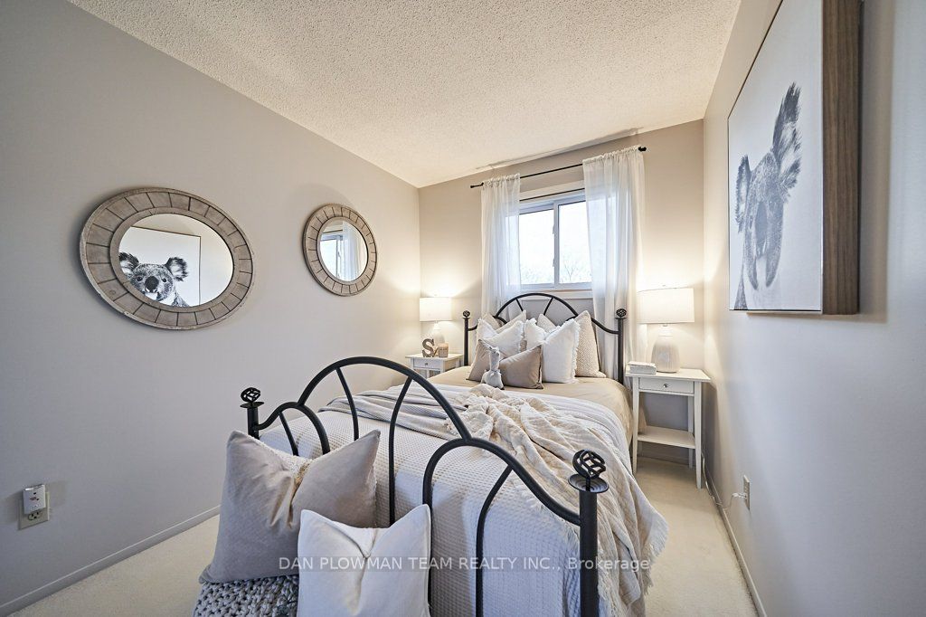 1370 Manitou Dr