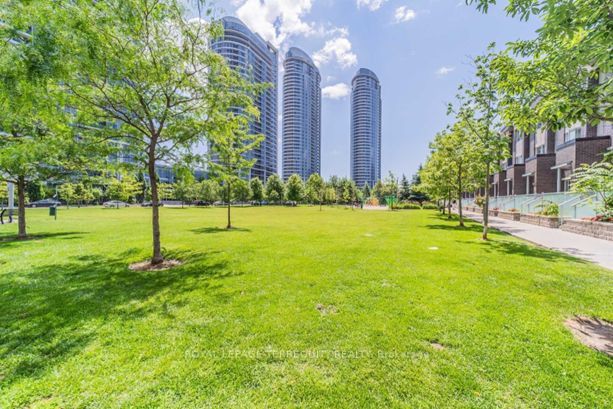 275 Village Green Sq, #1519