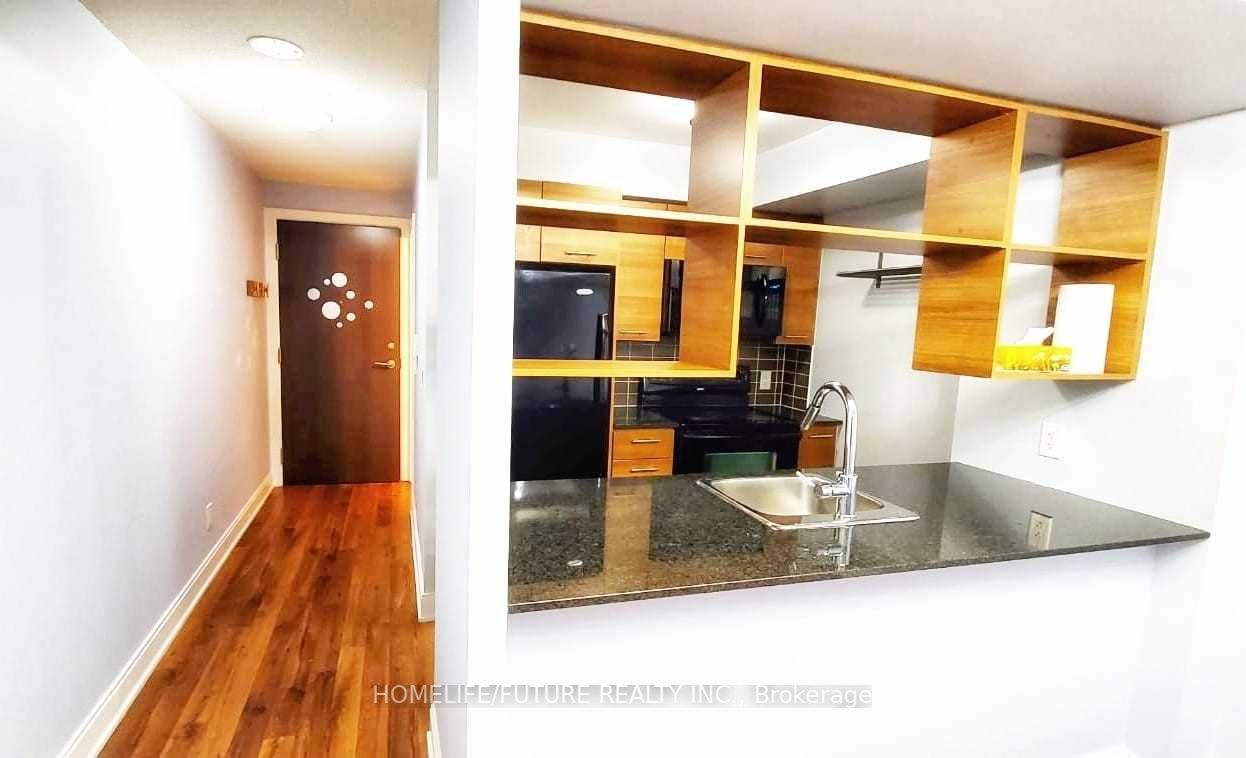 135 Village Green Sq, #2022