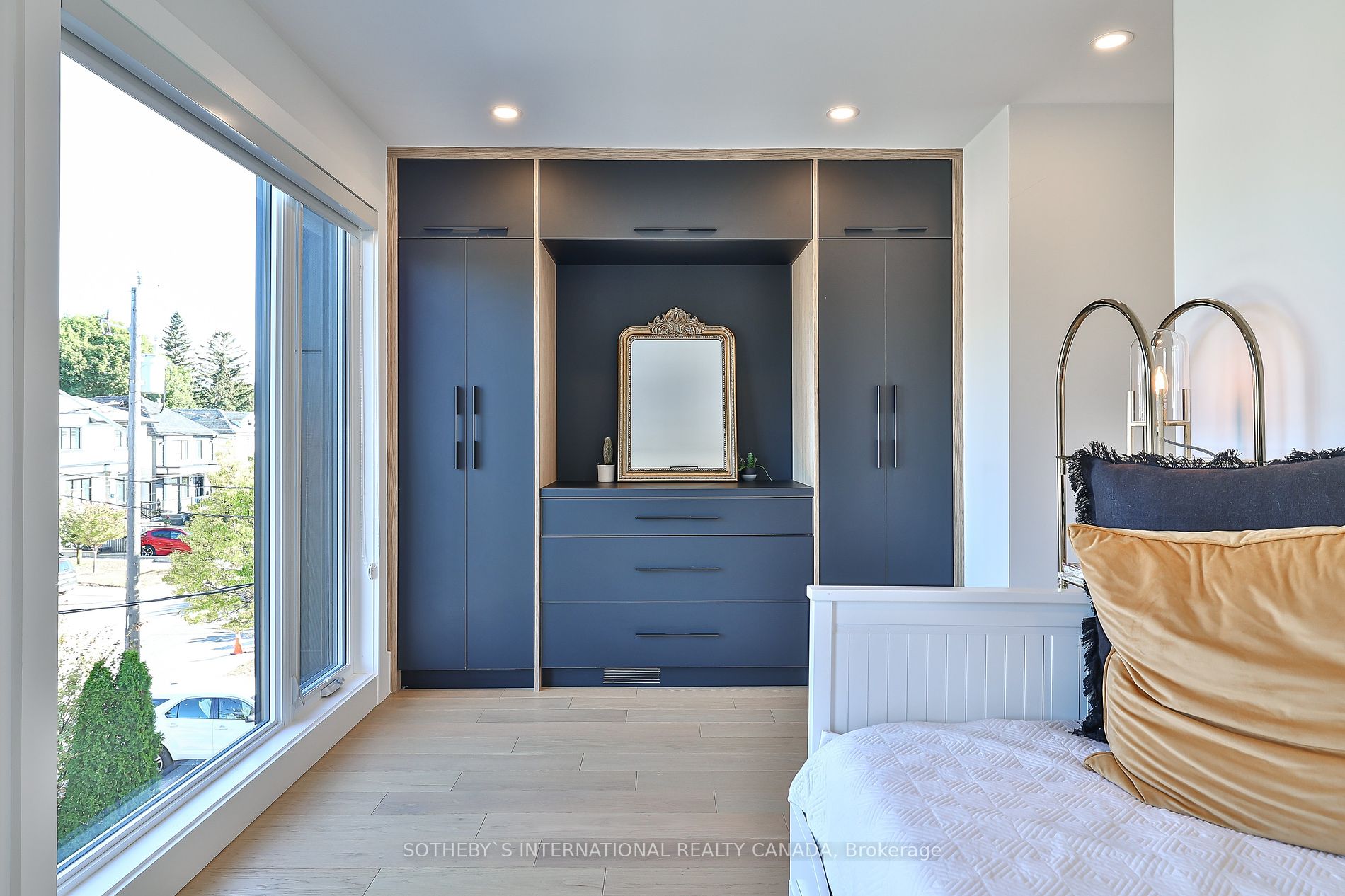 1C Holborne Ave