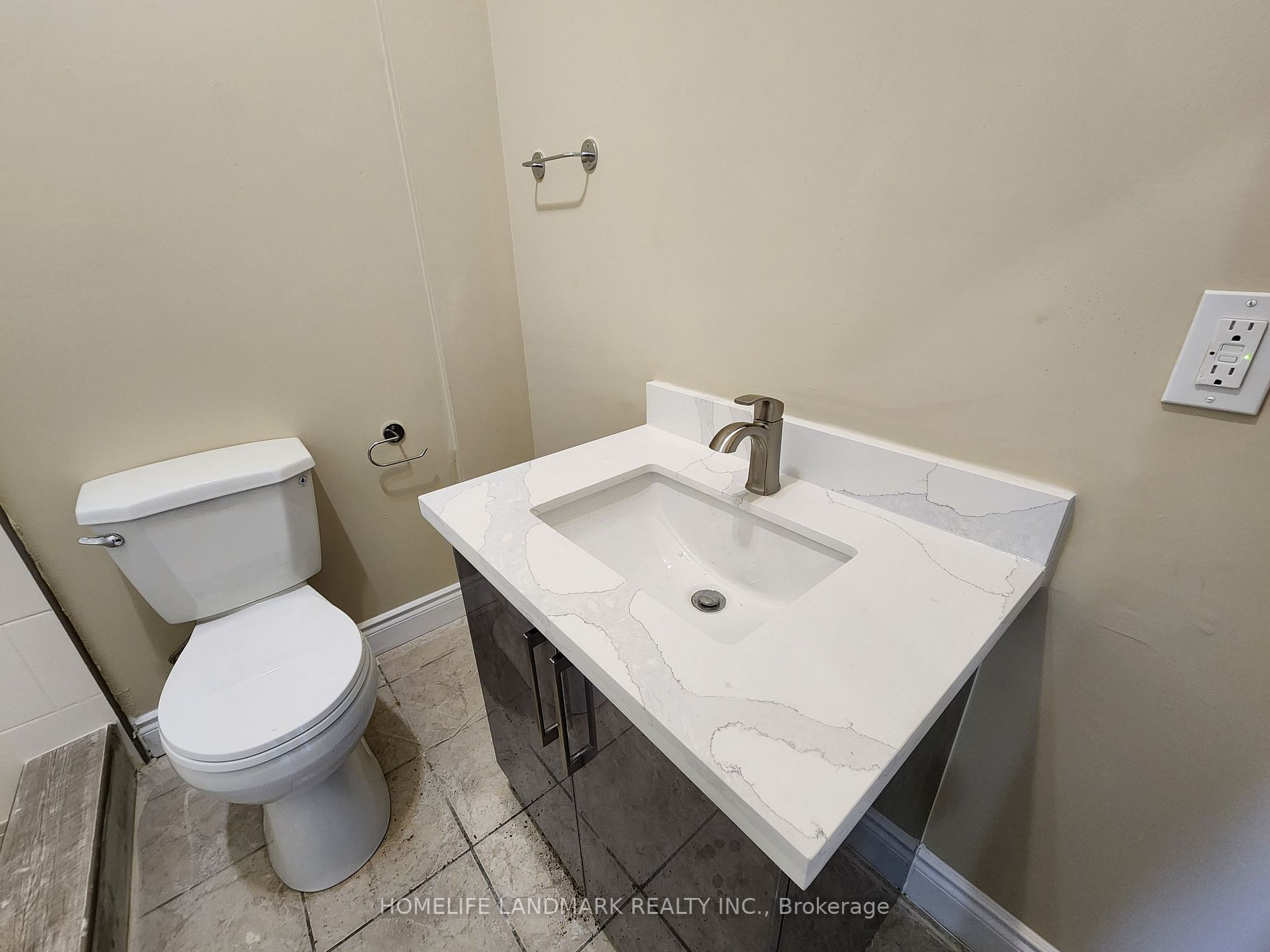 29-5 Simcoe St S, #206
