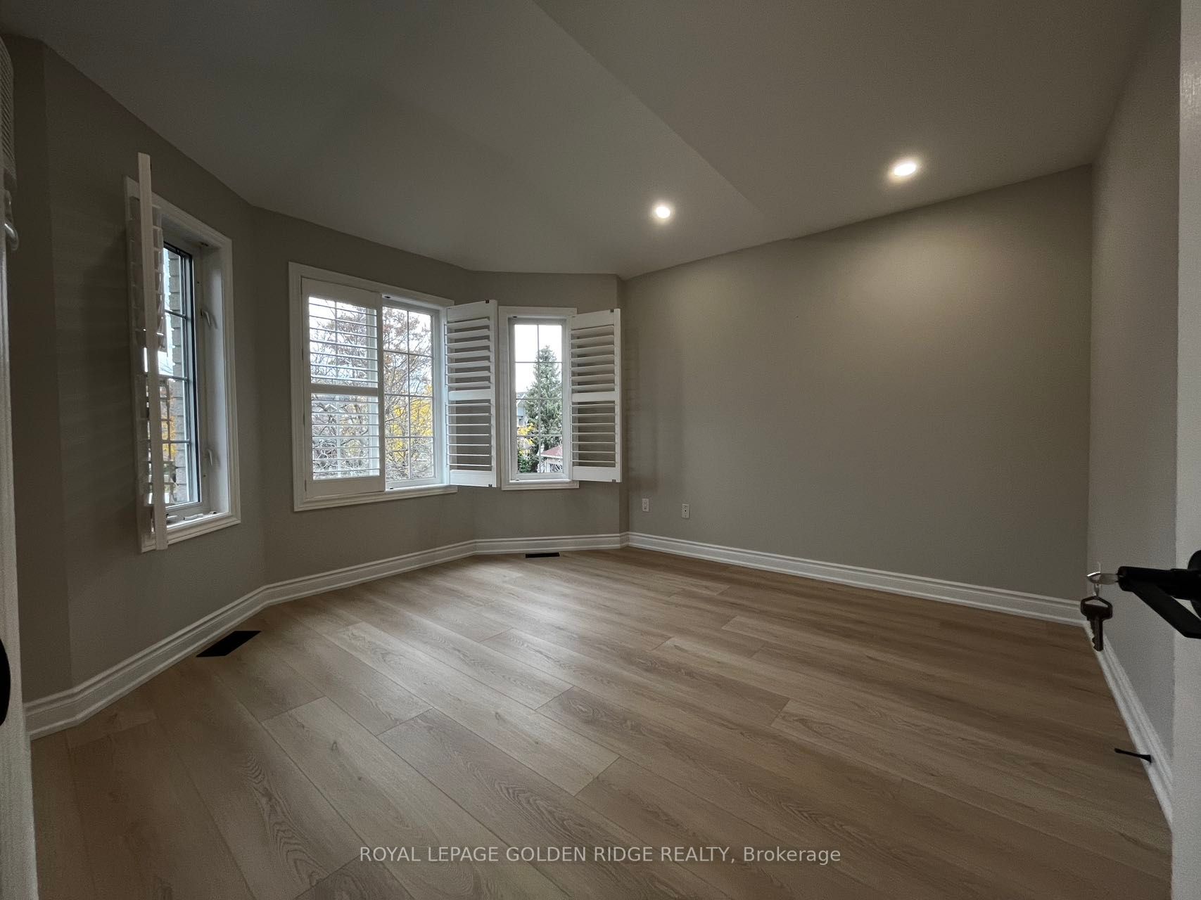 549 Mcleod Cres, #Upper