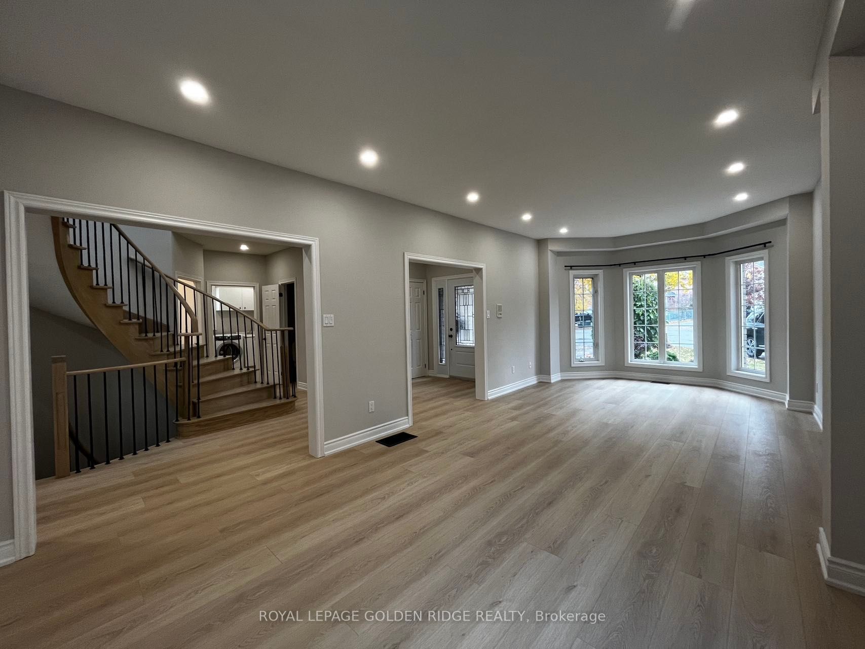 549 Mcleod Cres, #Upper