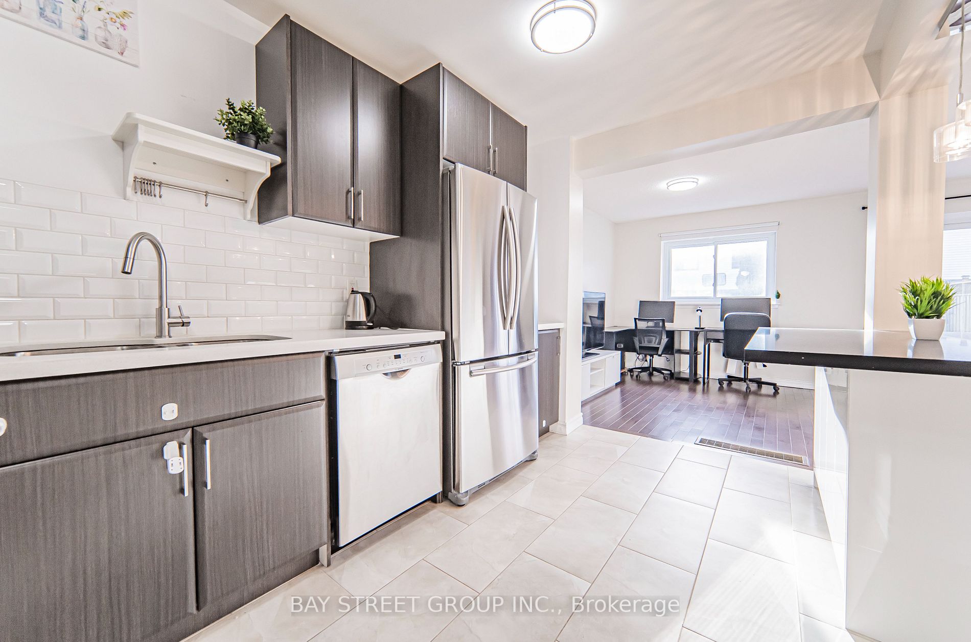 121 Red River Cres