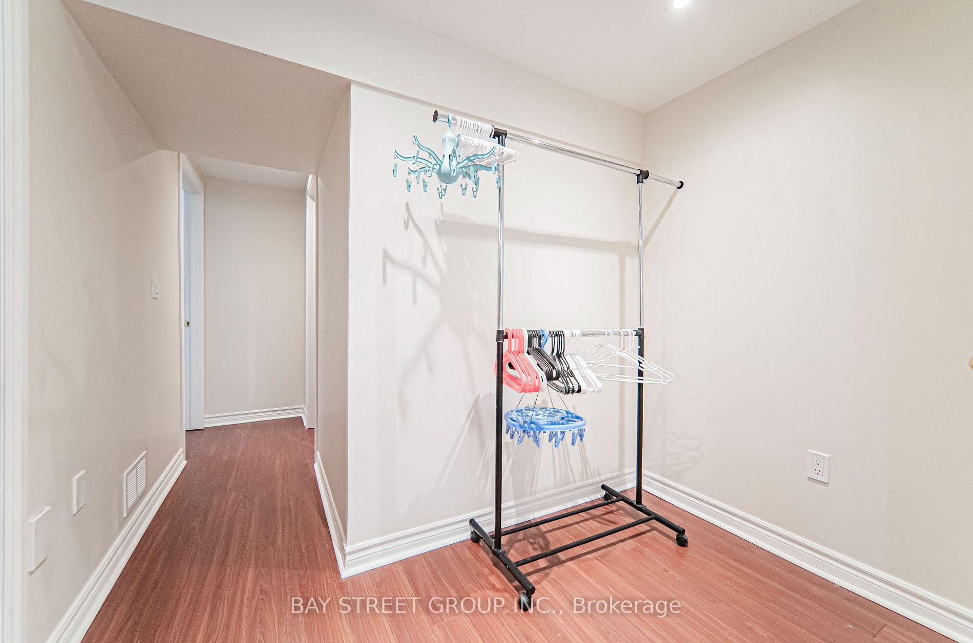 121 Red River Cres