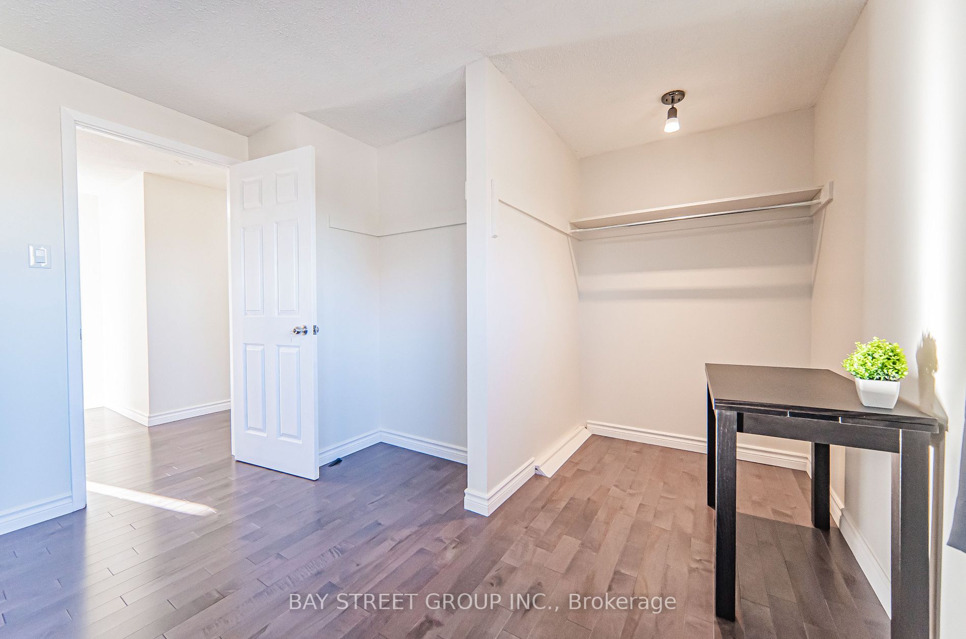 121 Red River Cres