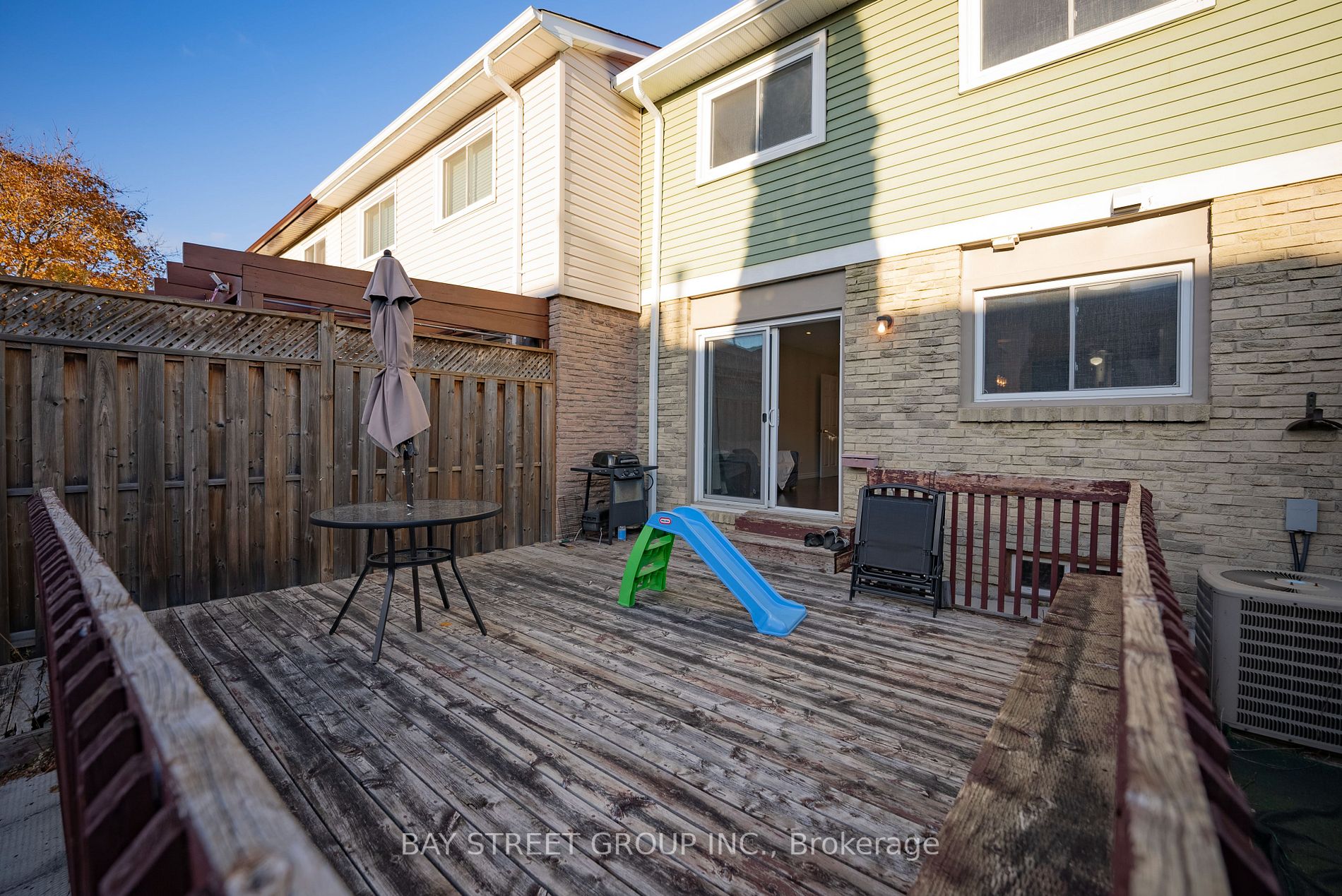 121 Red River Cres