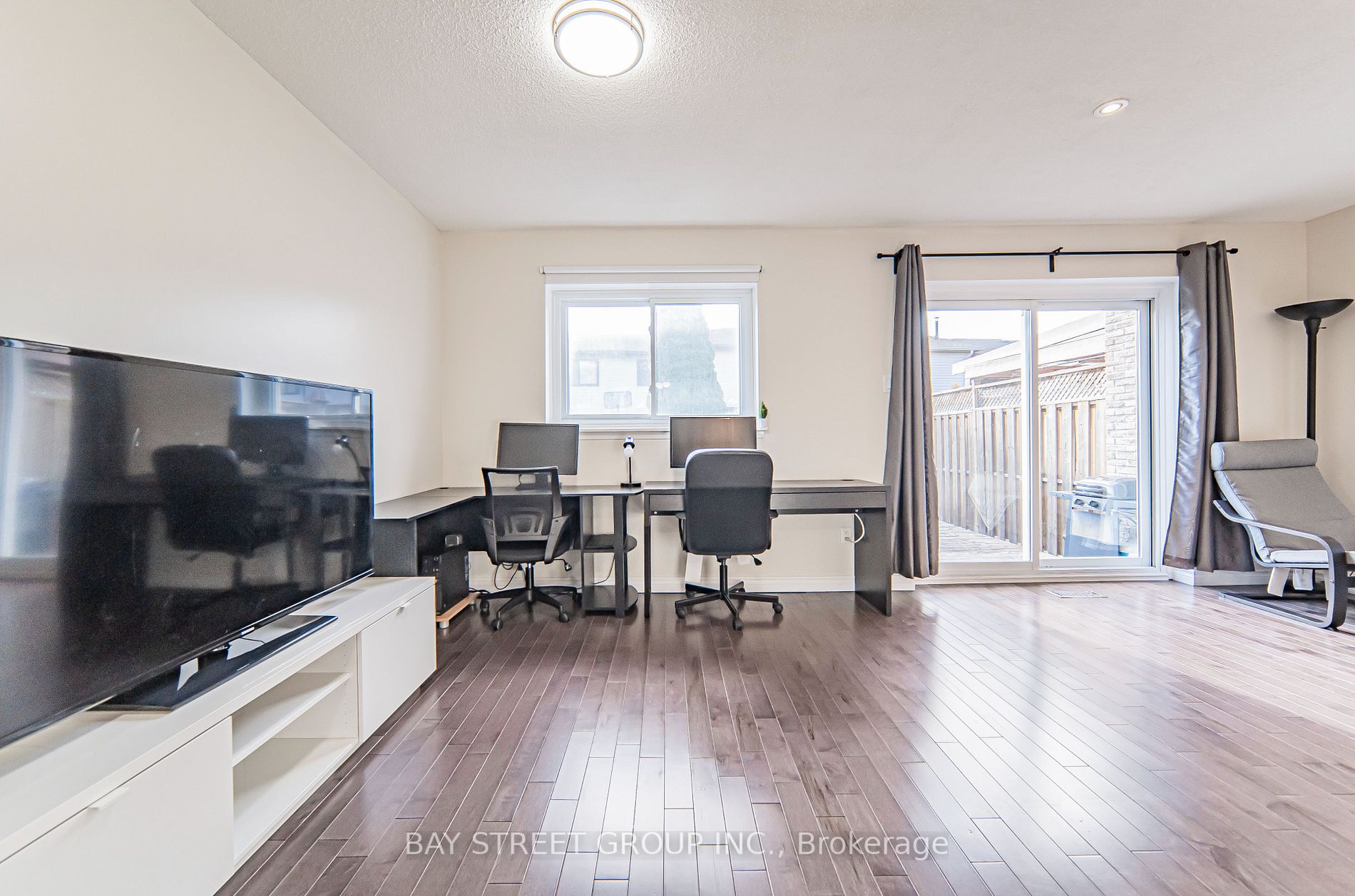 121 Red River Cres