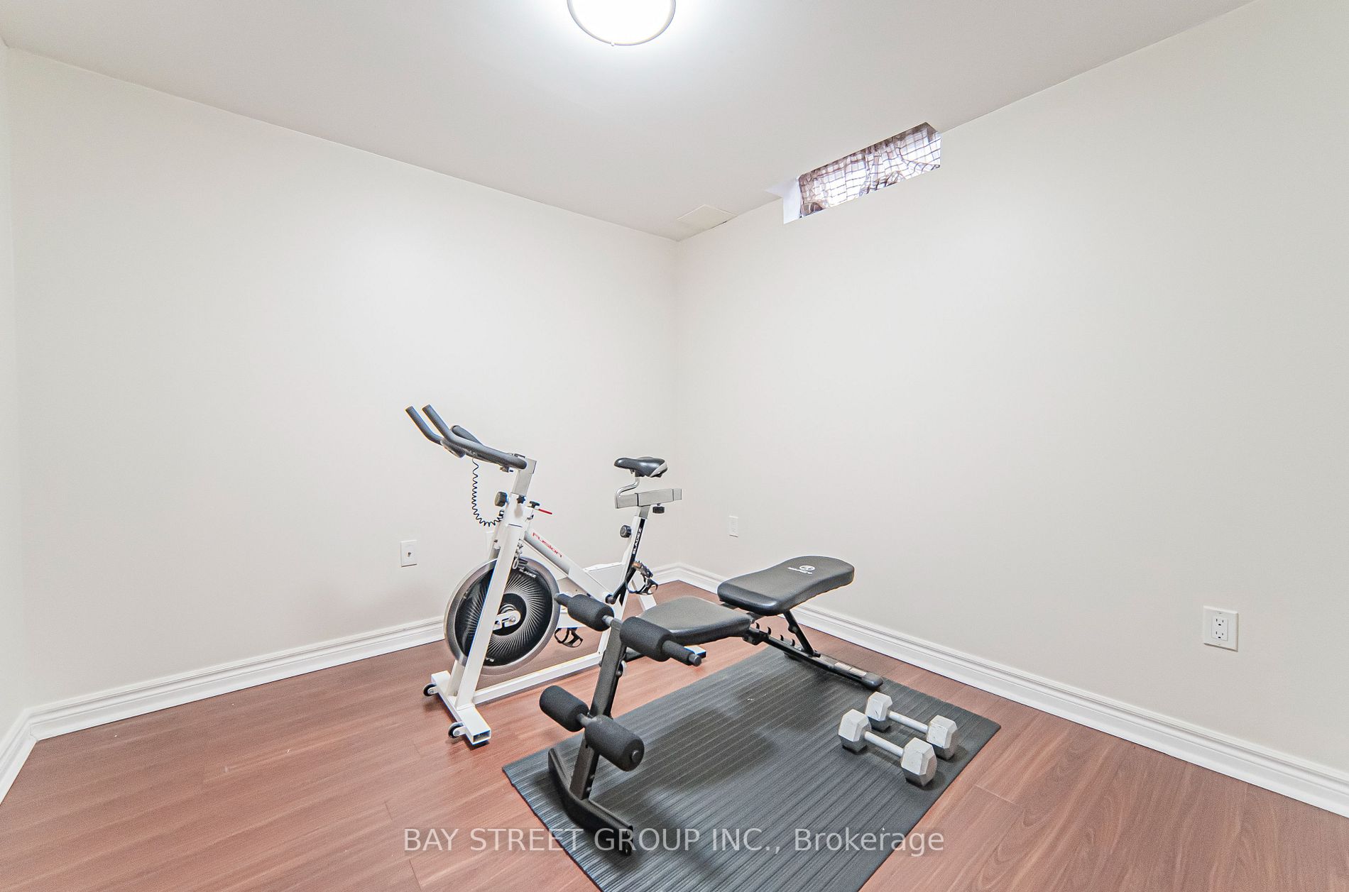 121 Red River Cres