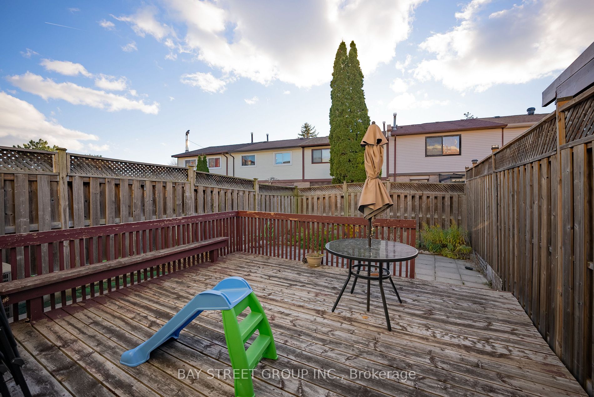 121 Red River Cres