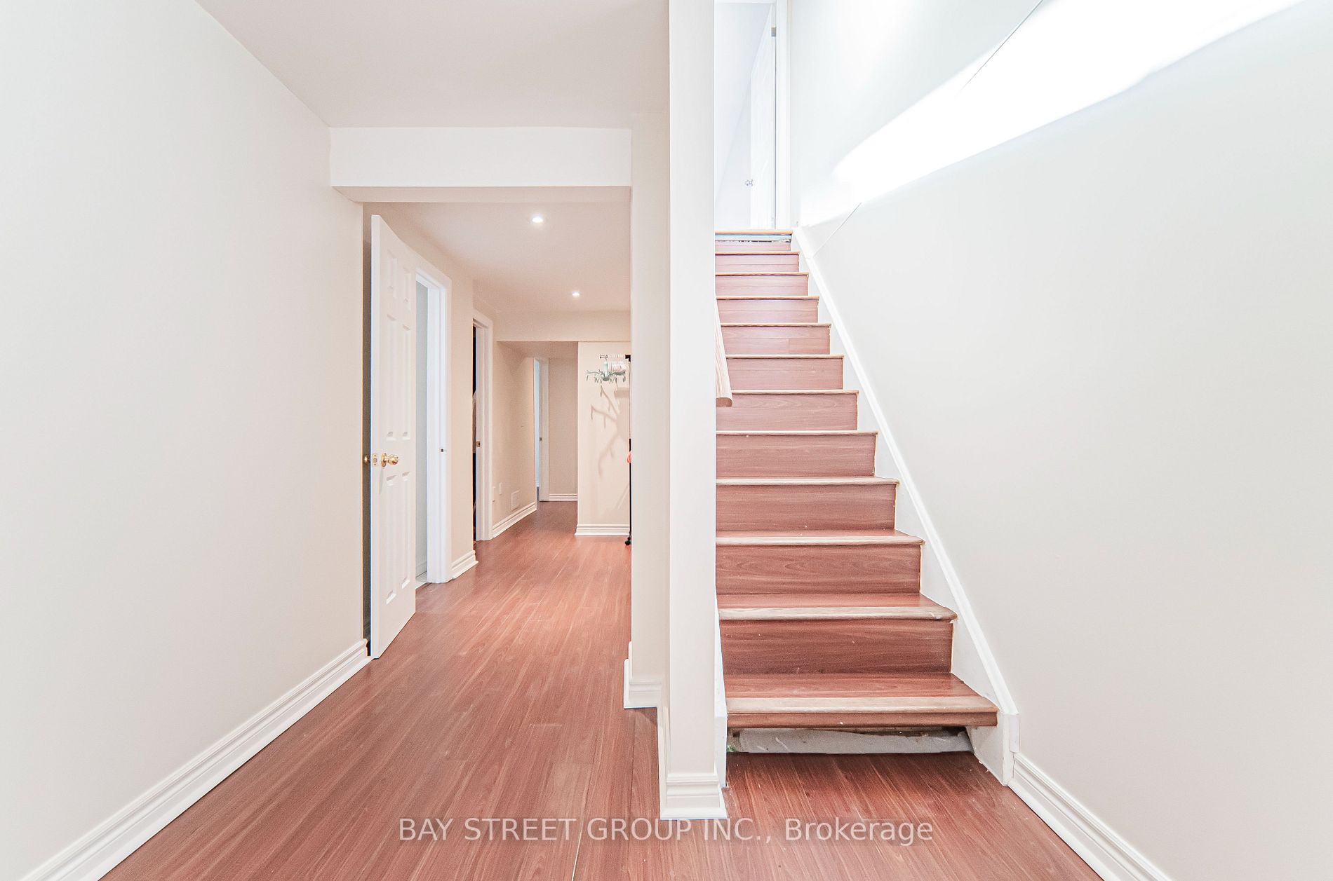 121 Red River Cres