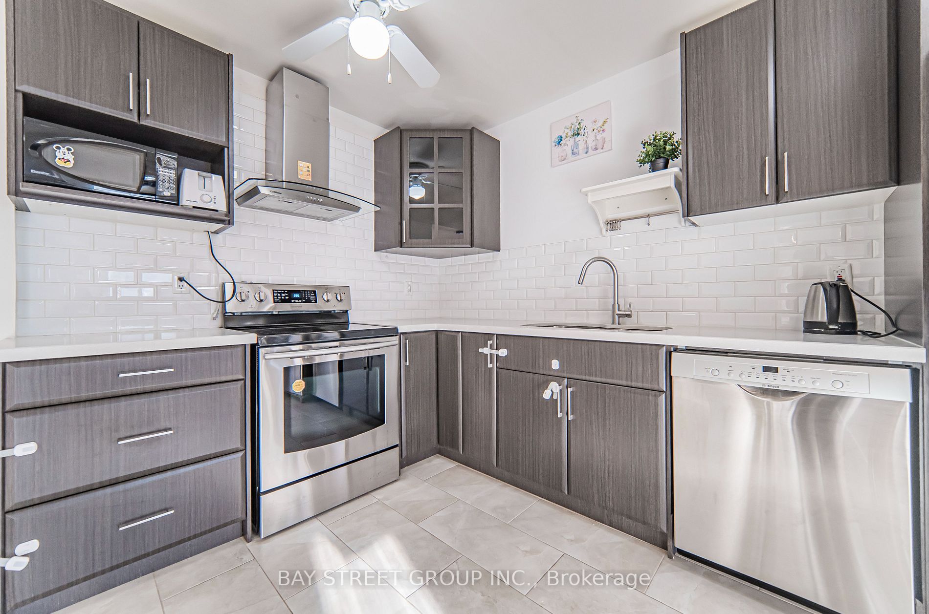 121 Red River Cres