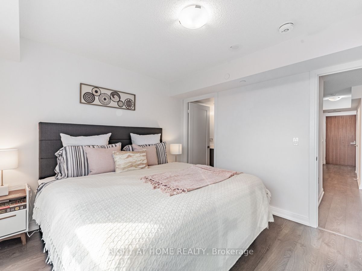 275 Village Green Sq, #2716