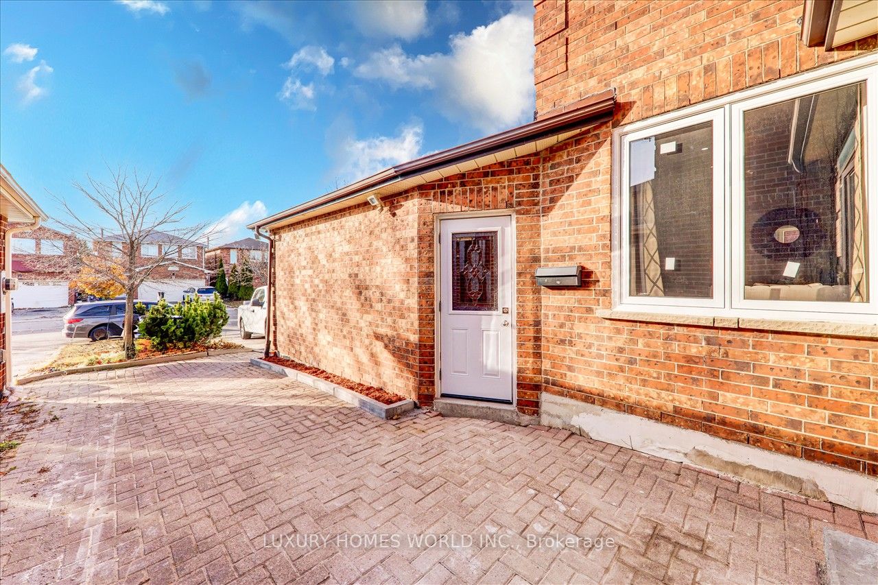 59 Lansbury Dr