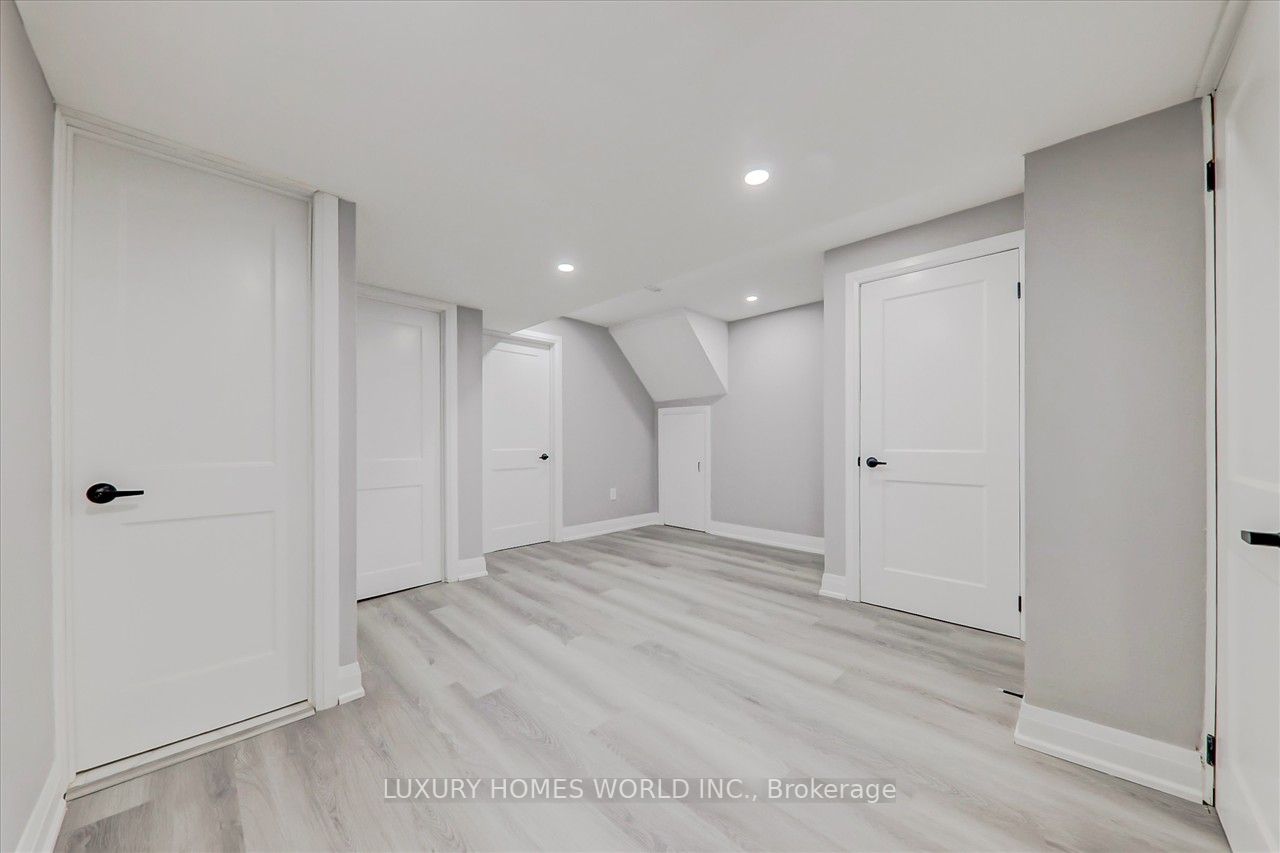 59 Lansbury Dr