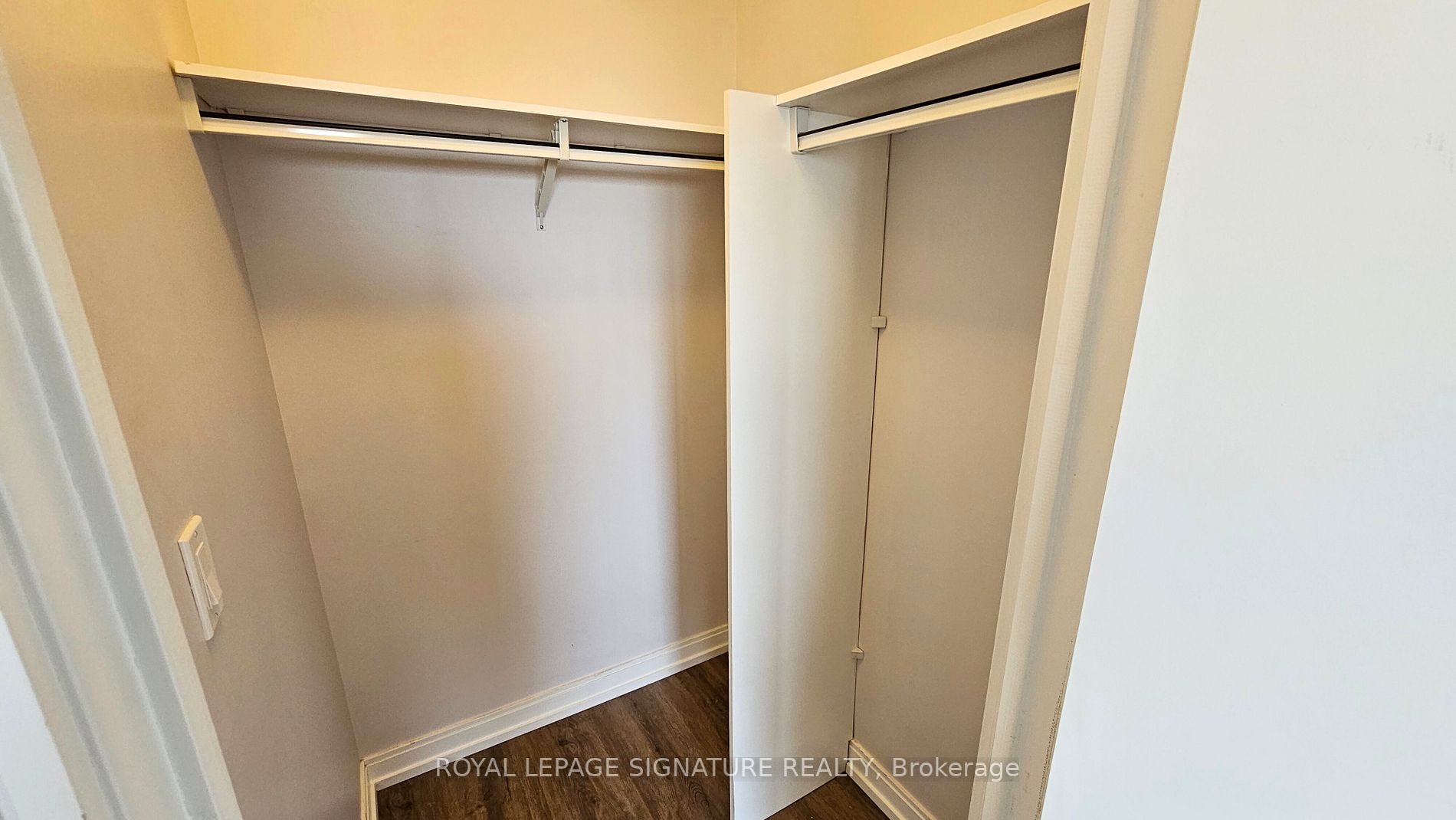 181 Village Green Sq, #2215