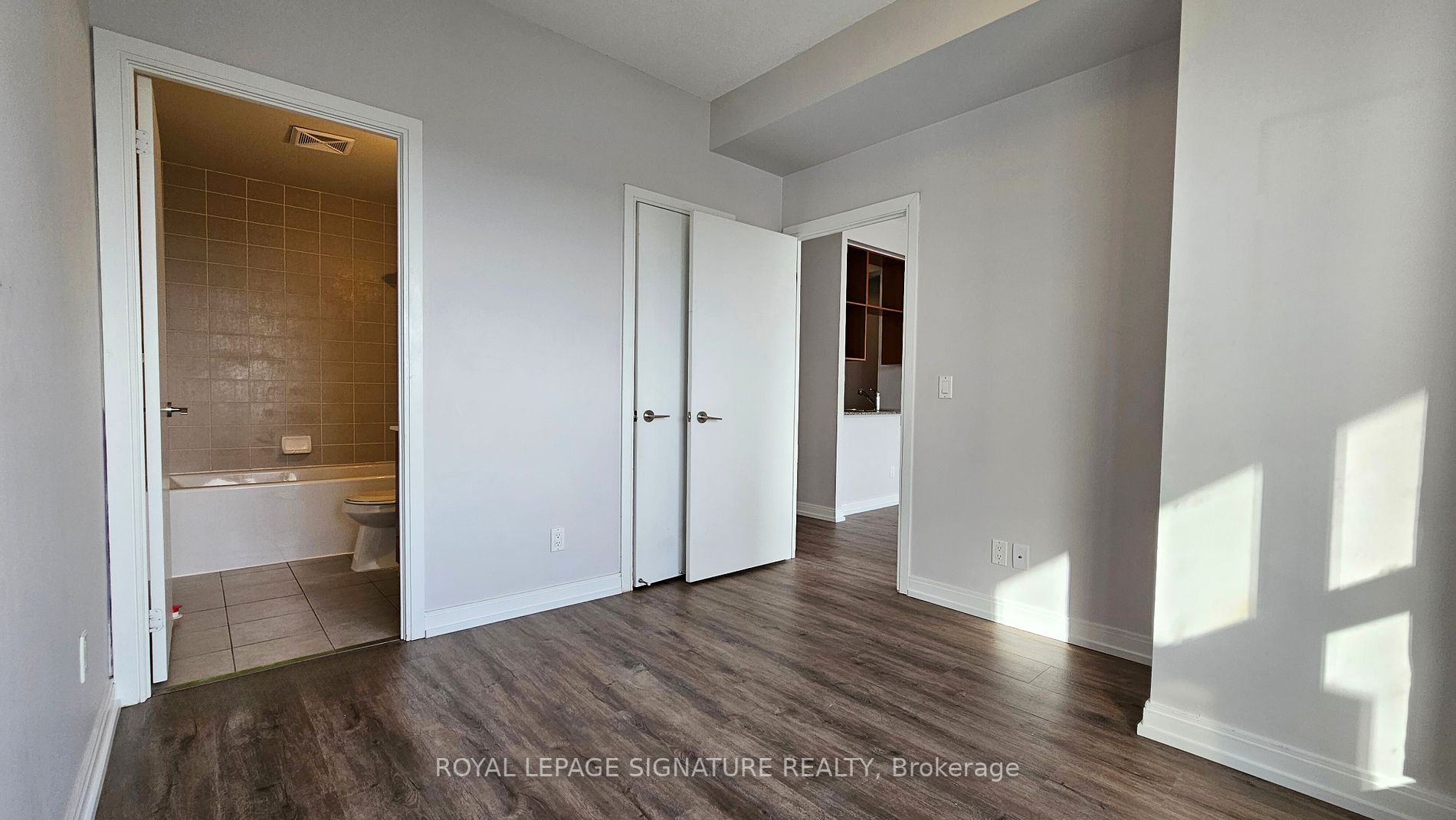 181 Village Green Sq, #2215