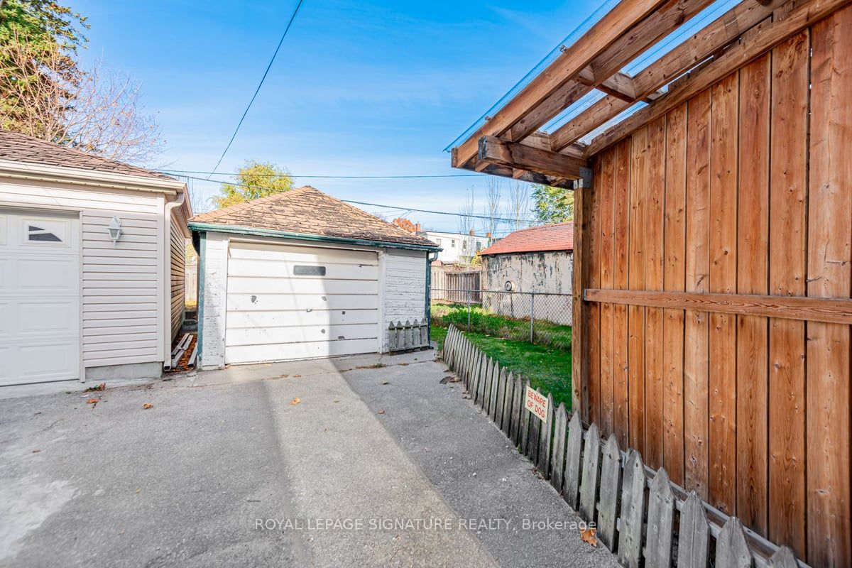 552 Glebeholme Blvd