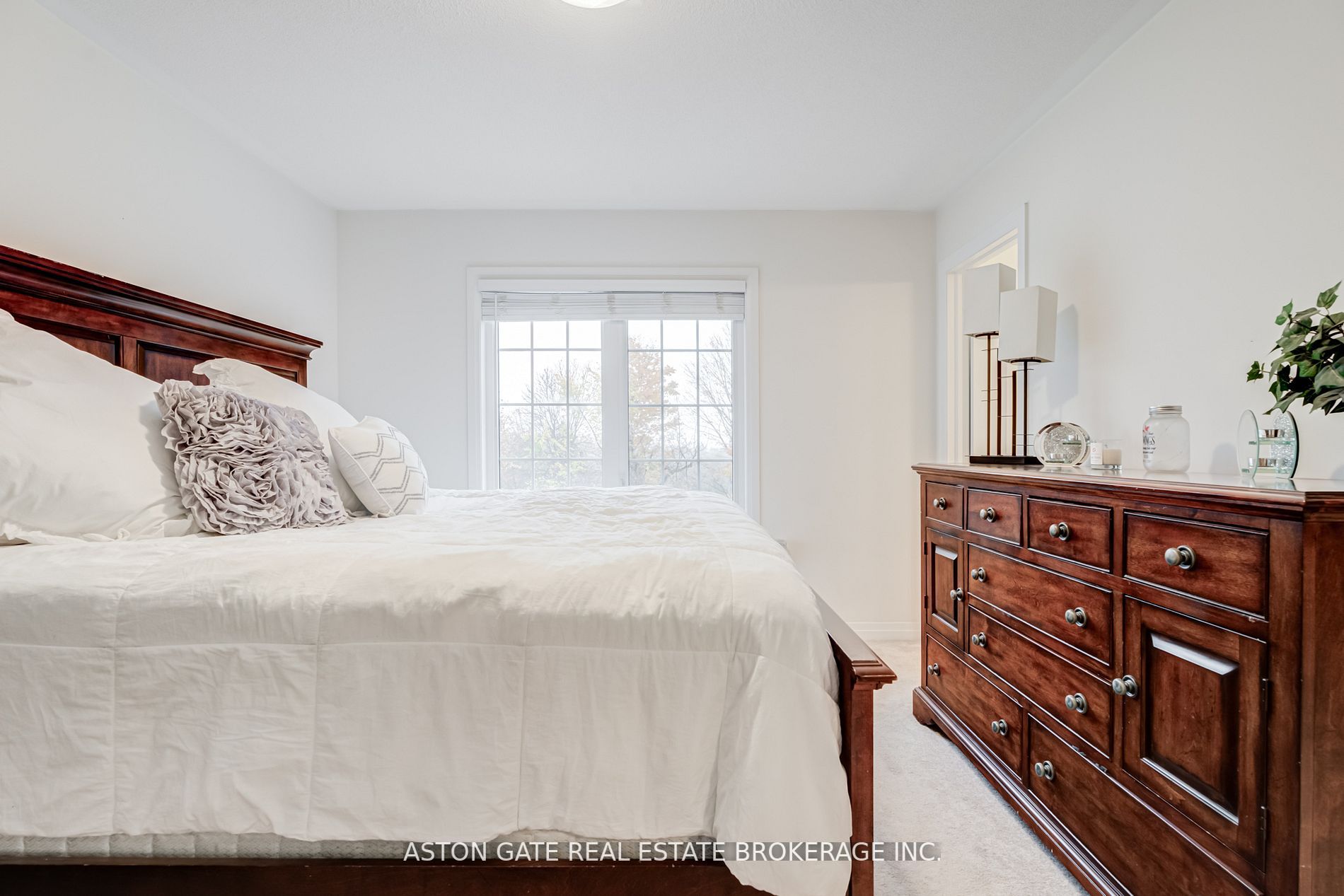 208 London Lane