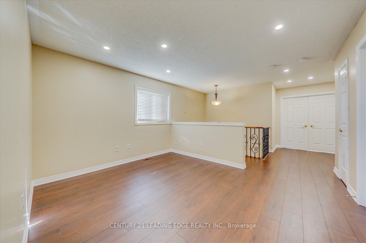 8 Woodcock Ave, #Main