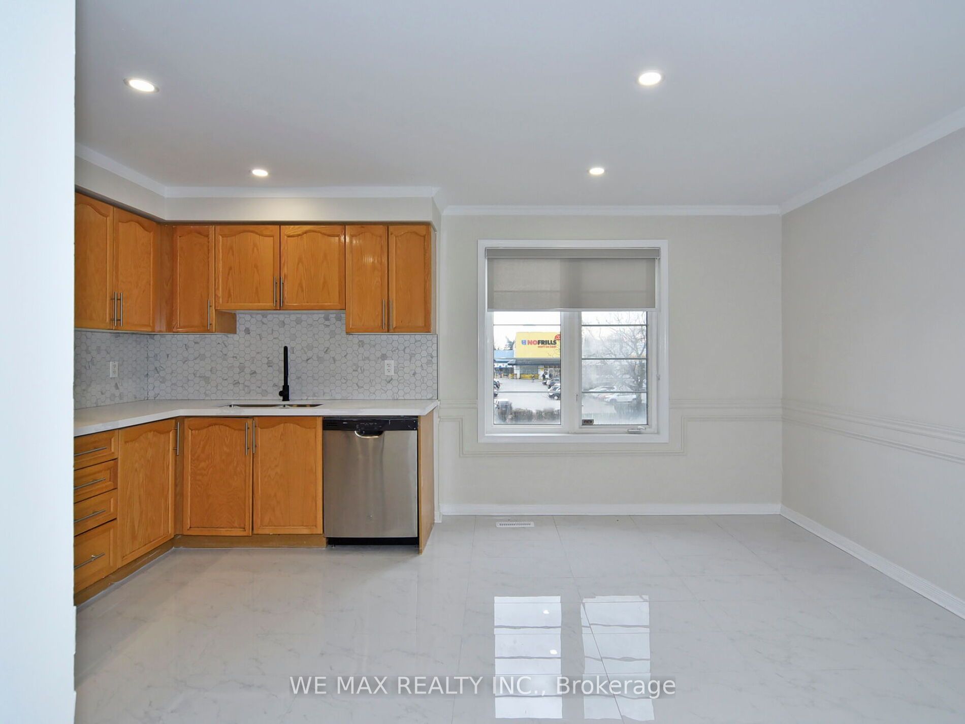 160 Bayly St W