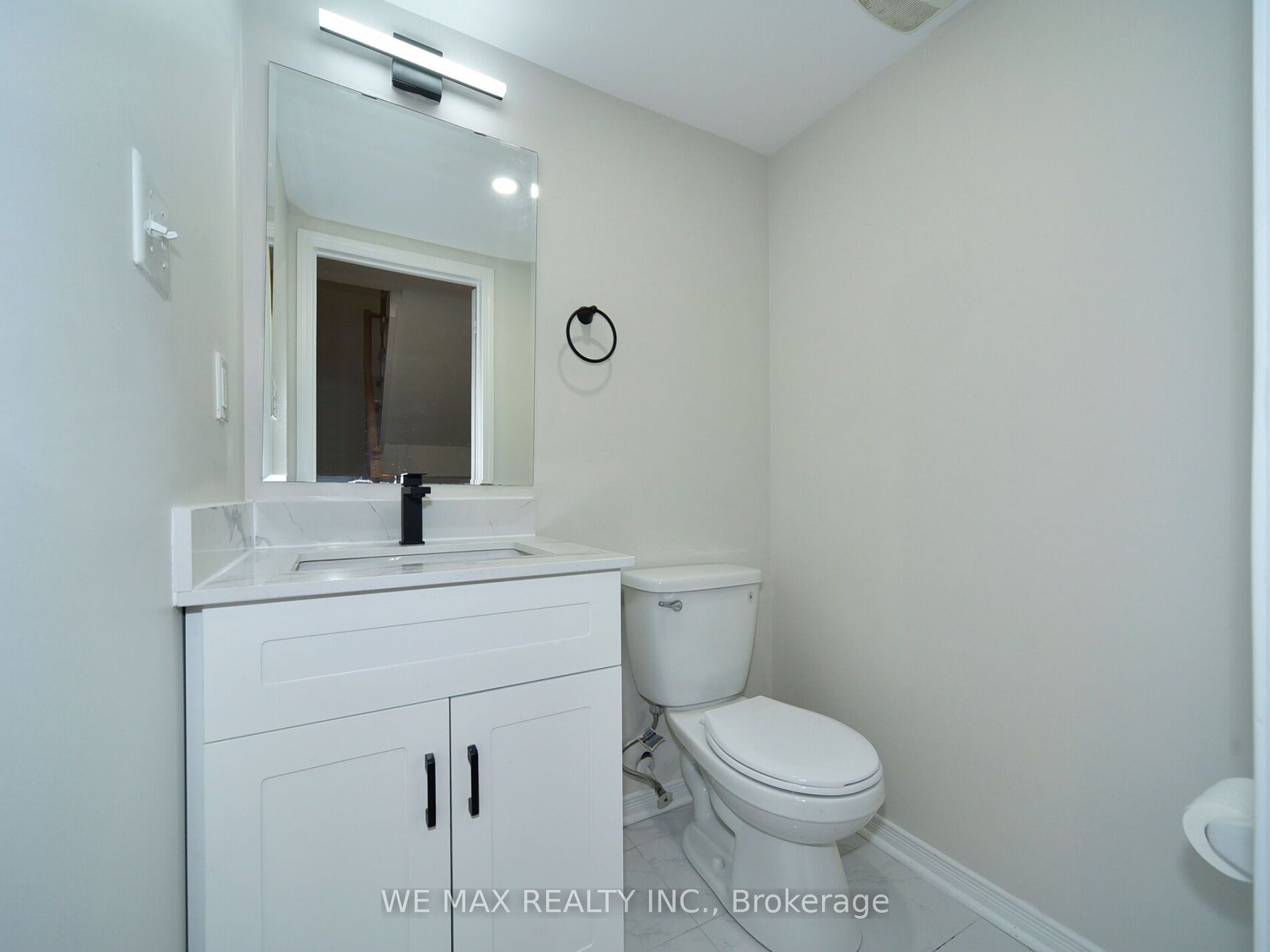 160 Bayly St W