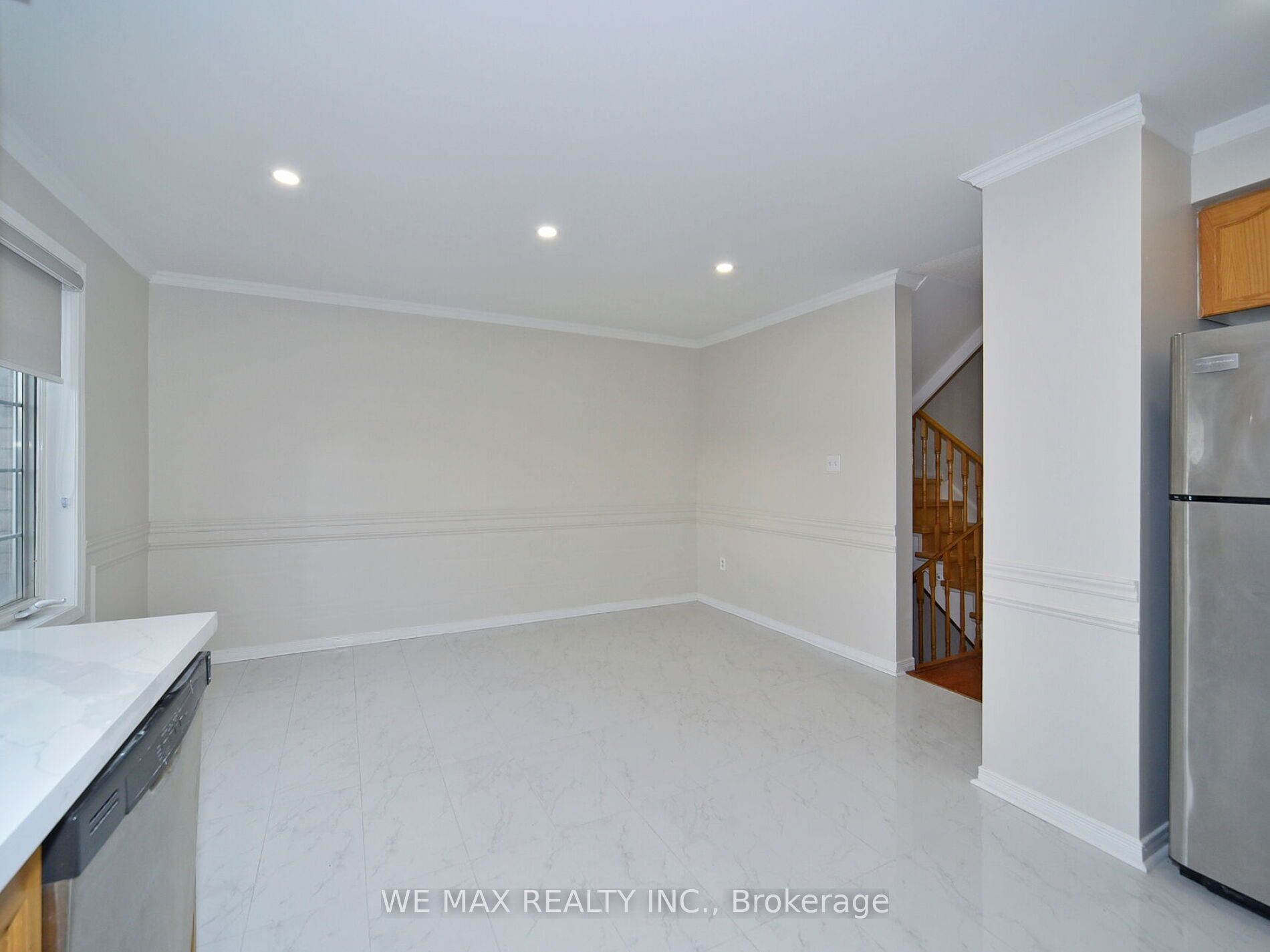160 Bayly St W