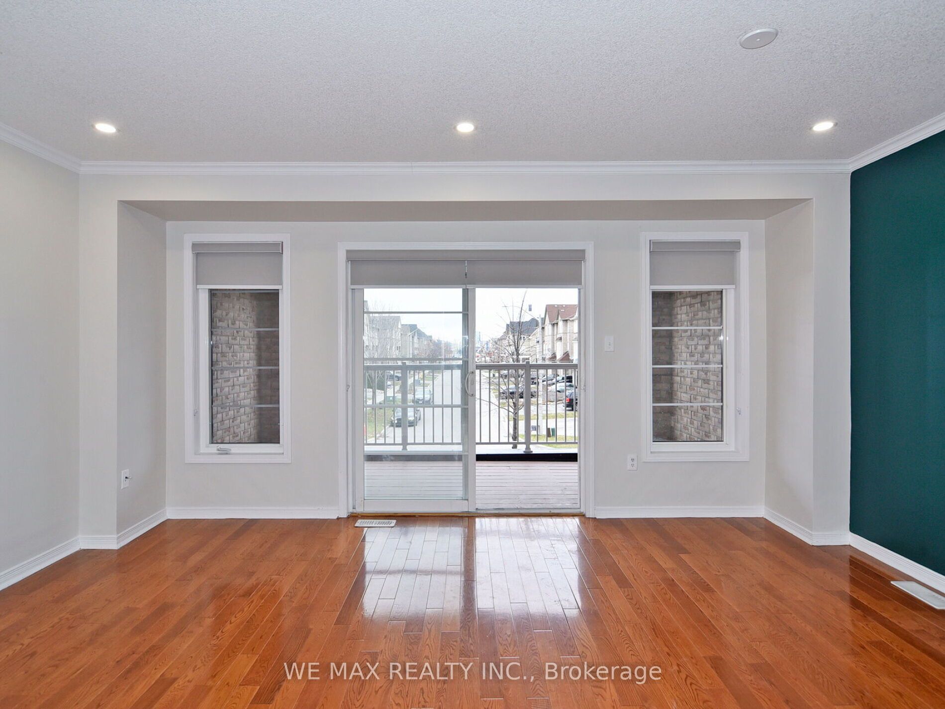 160 Bayly St W