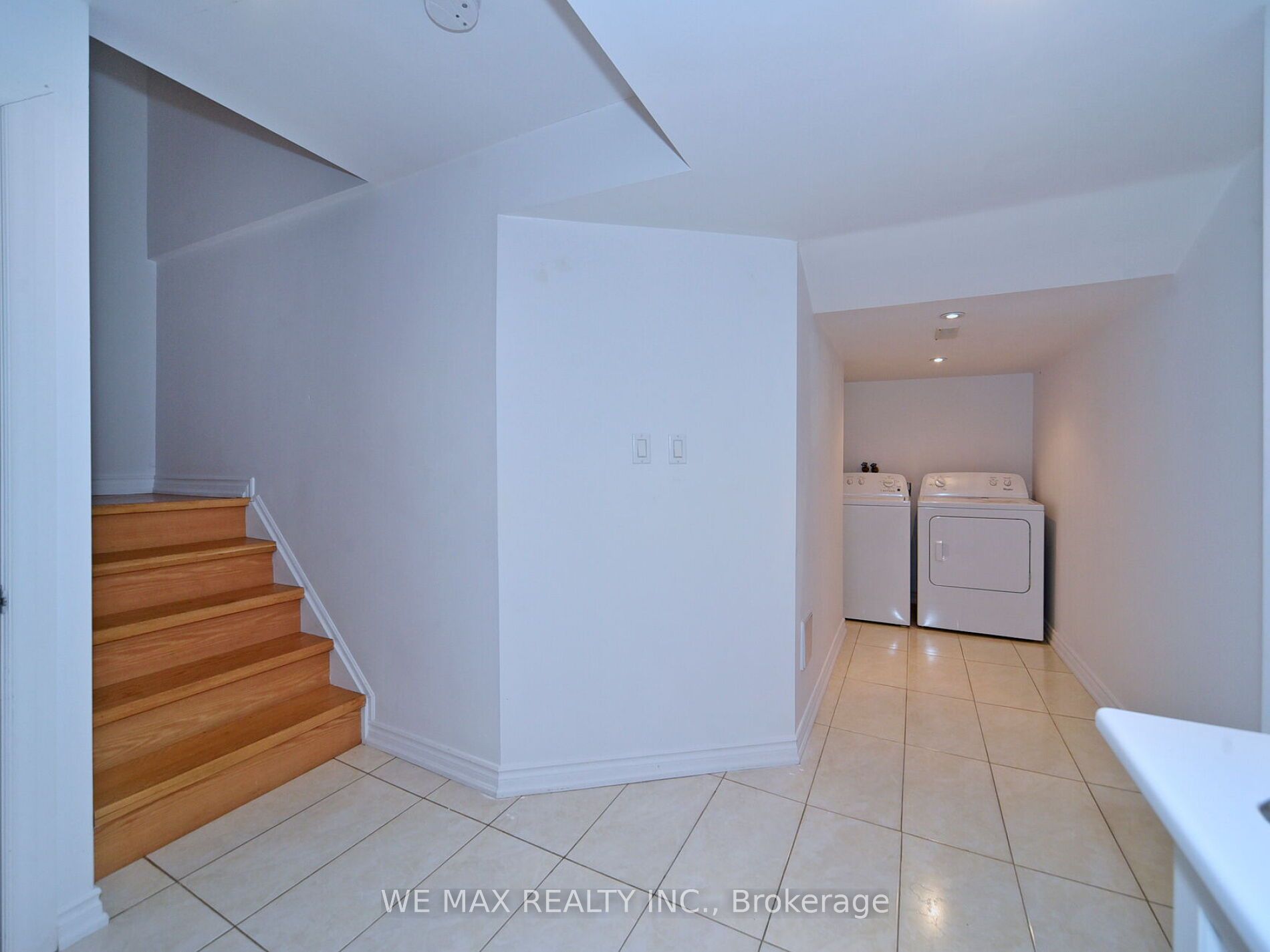 160 Bayly St W