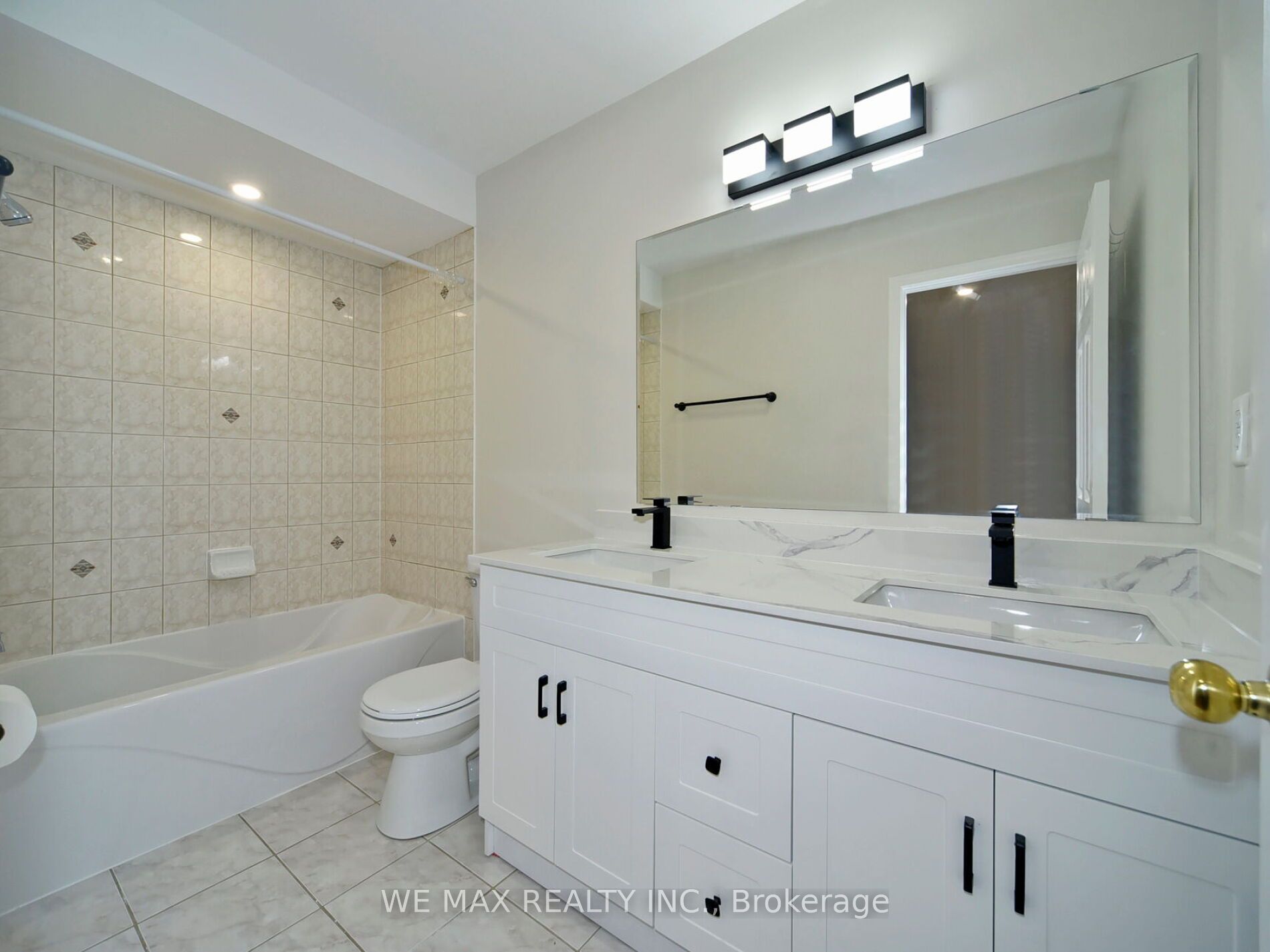 160 Bayly St W