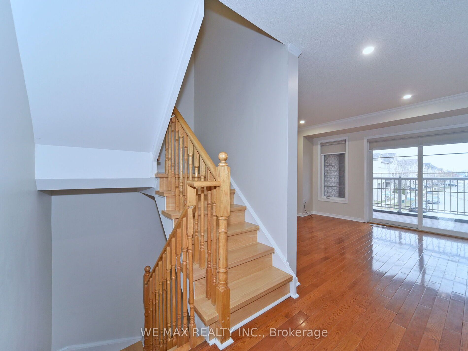 160 Bayly St W