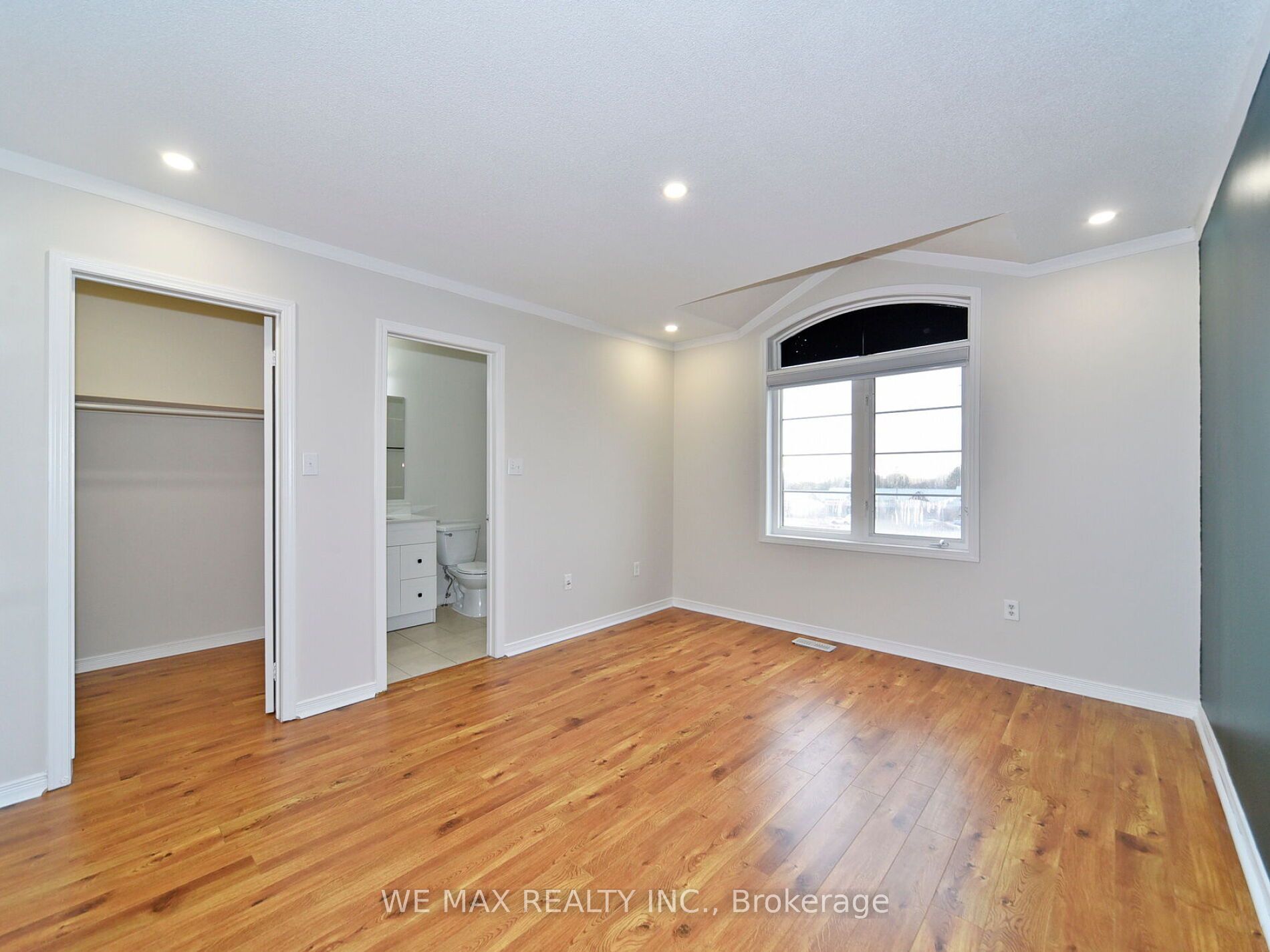 160 Bayly St W