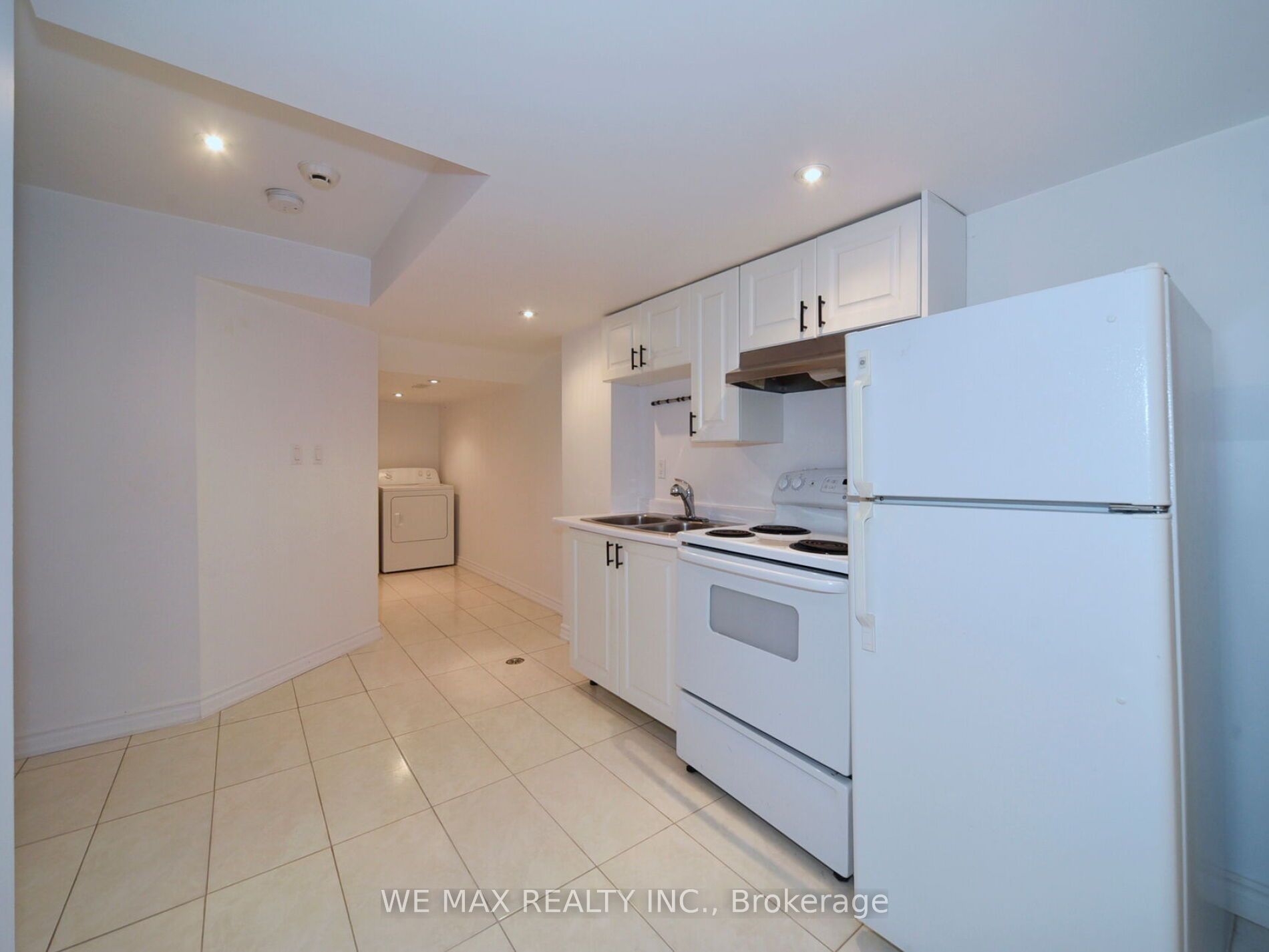 160 Bayly St W
