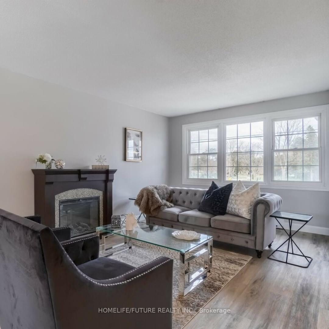 717 King St W