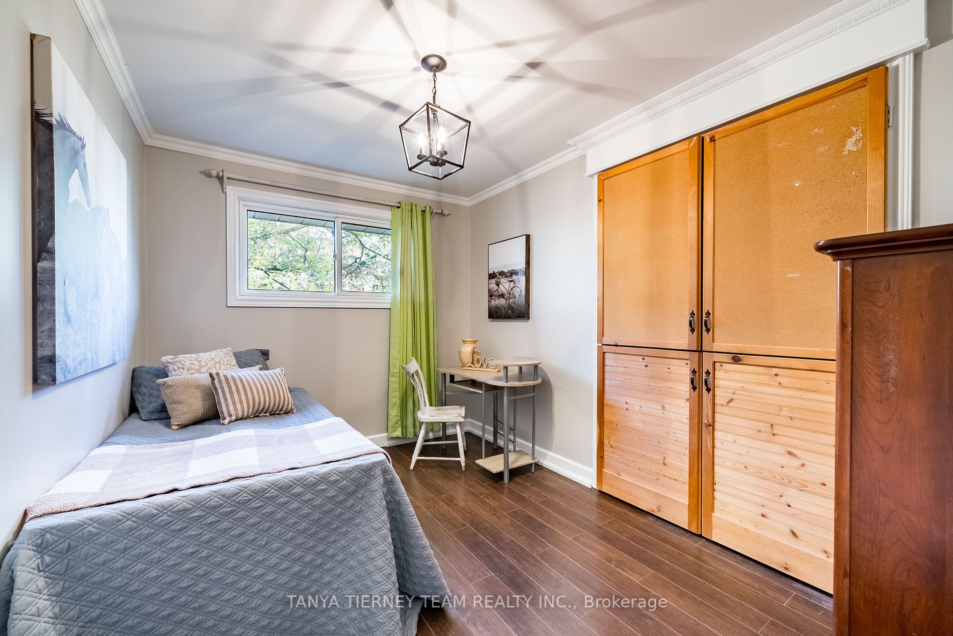 76 Bagot St