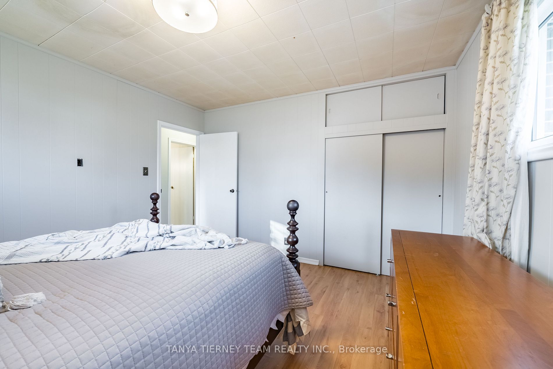 76 Bagot St