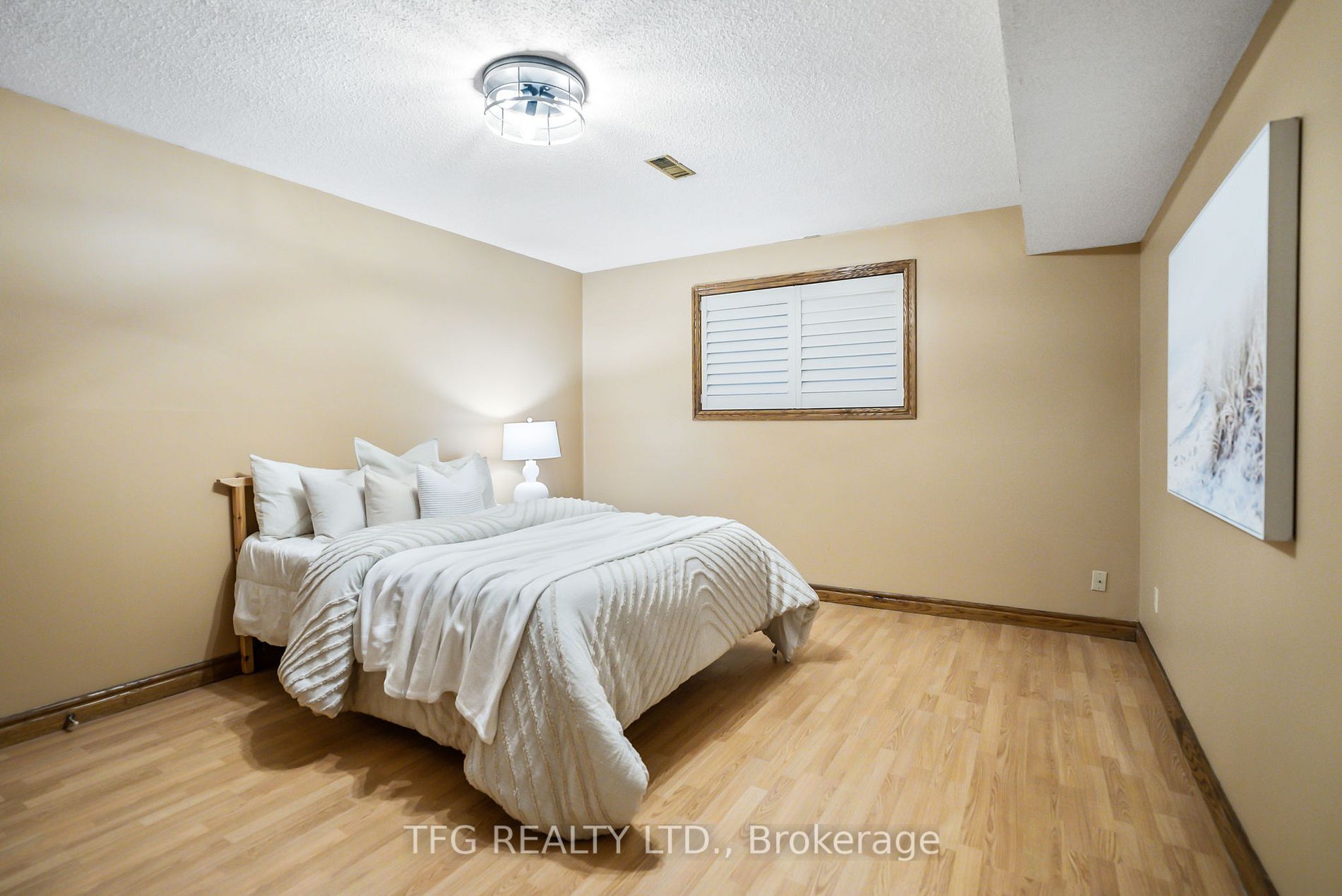 23 Kingswood Dr