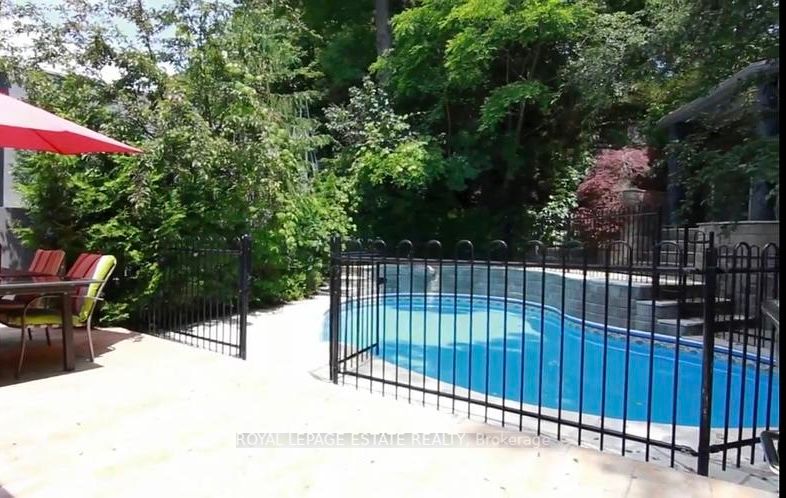 25 Fallingbrook Drive