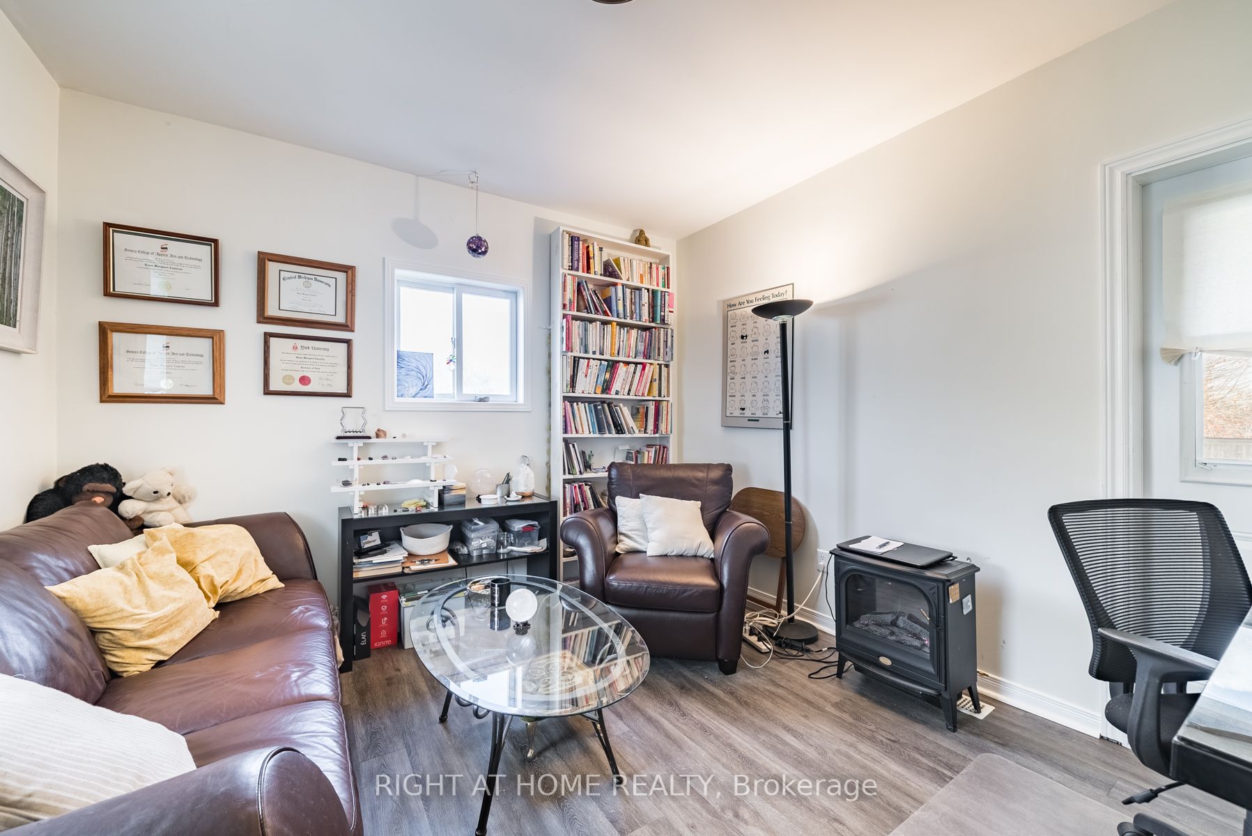 118 John St E