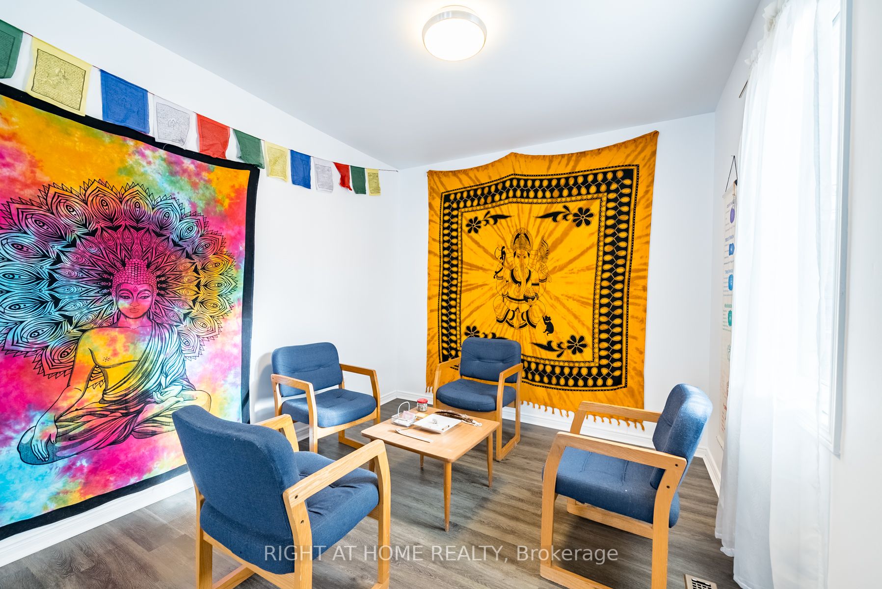 118 John St E