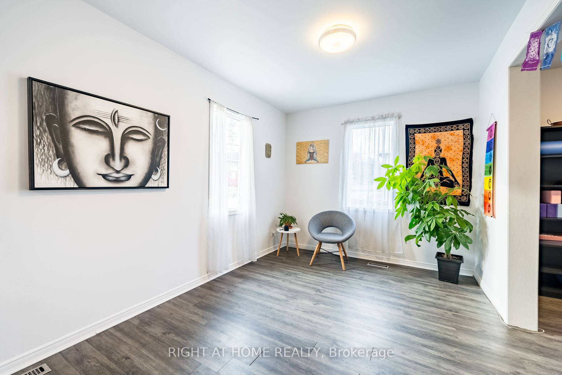 118 John St E