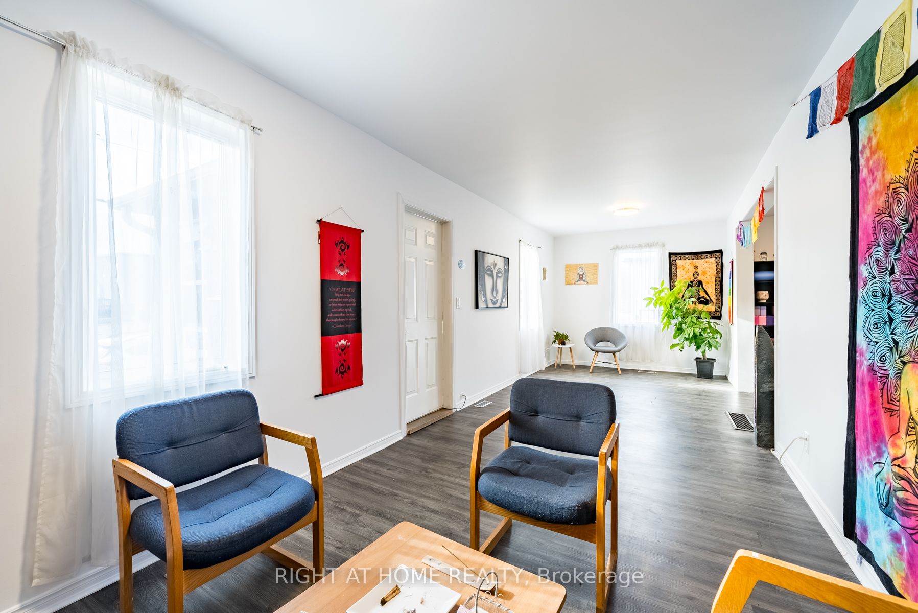 118 John St E