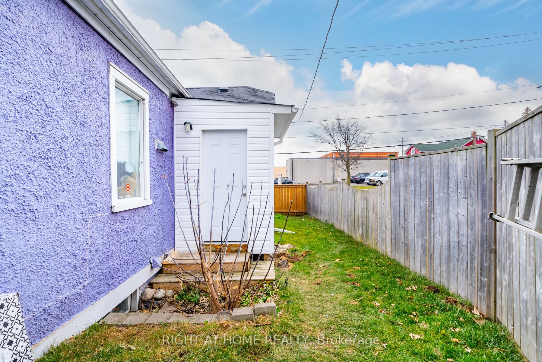 118 John St E