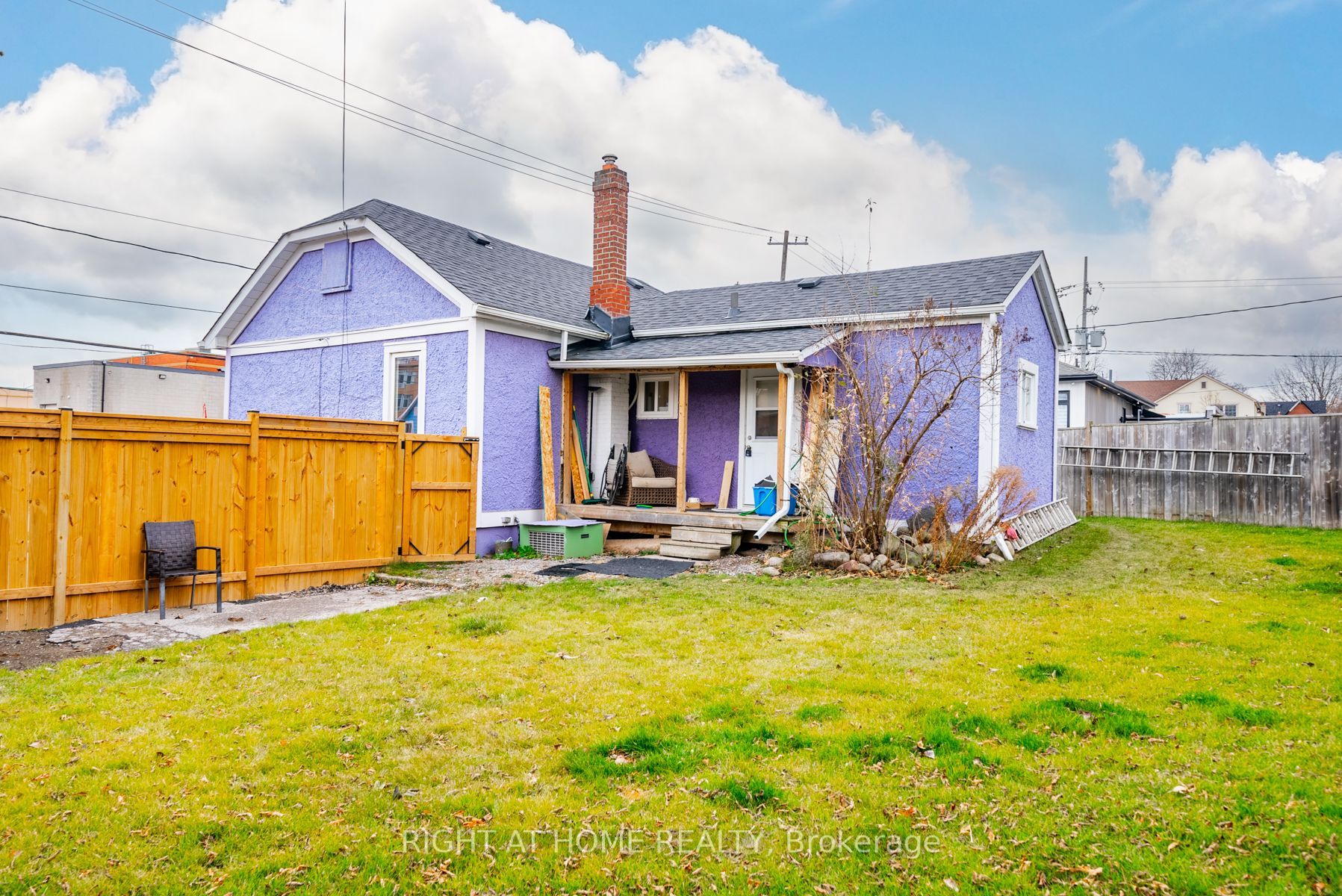 118 John St E