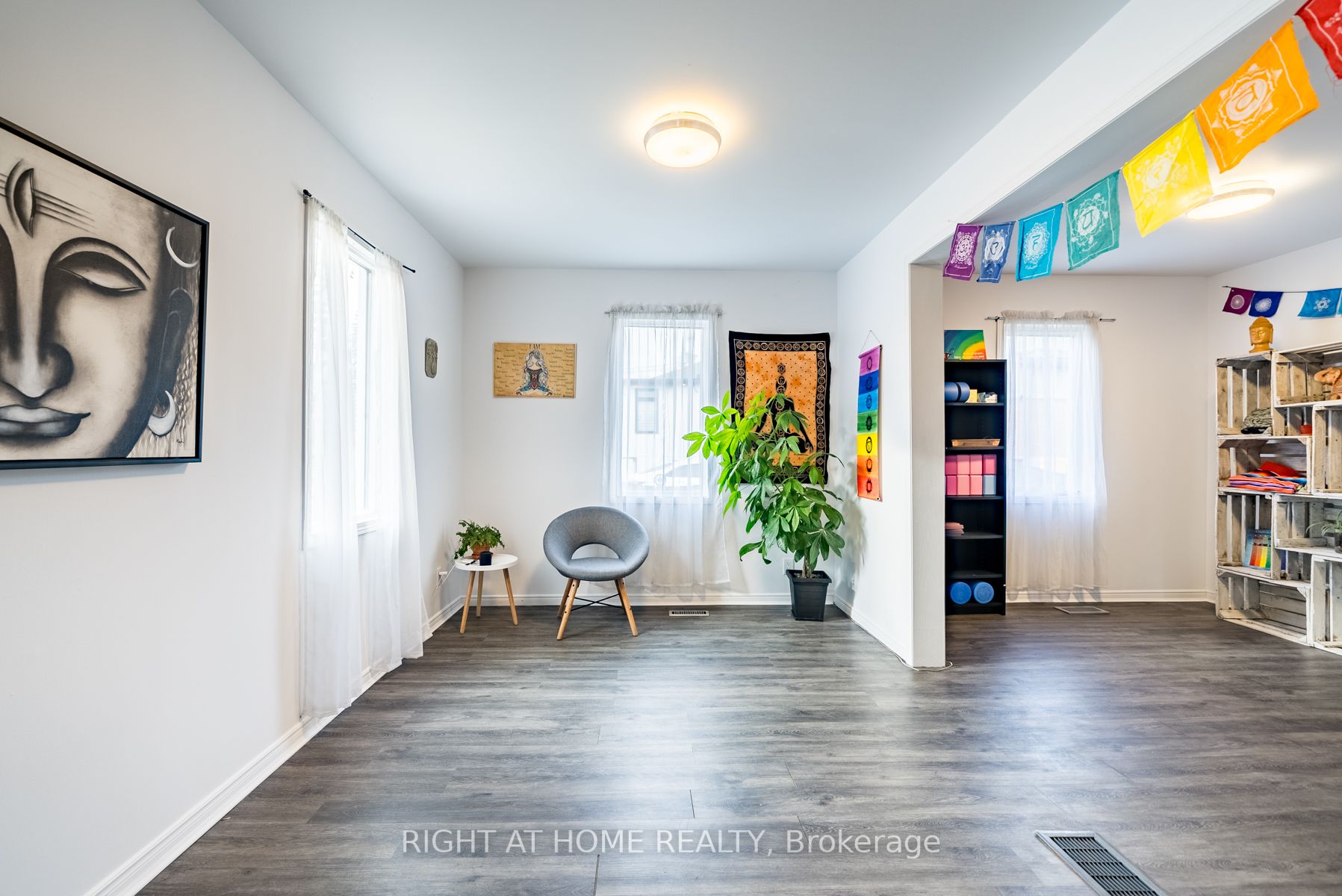 118 John St E