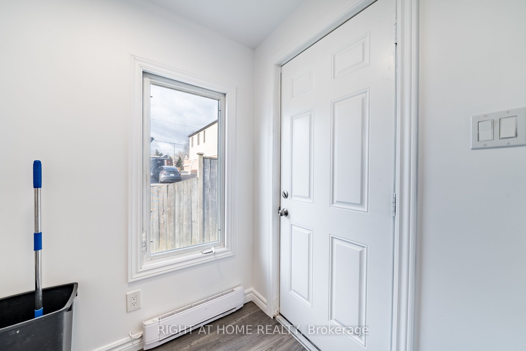 118 John St E