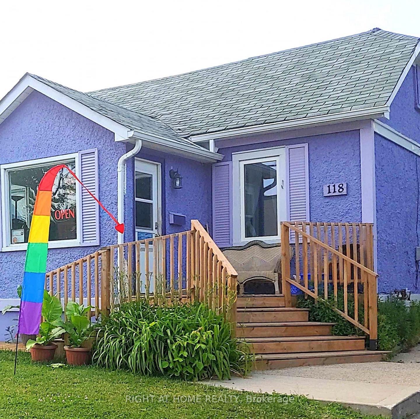 118 John St E